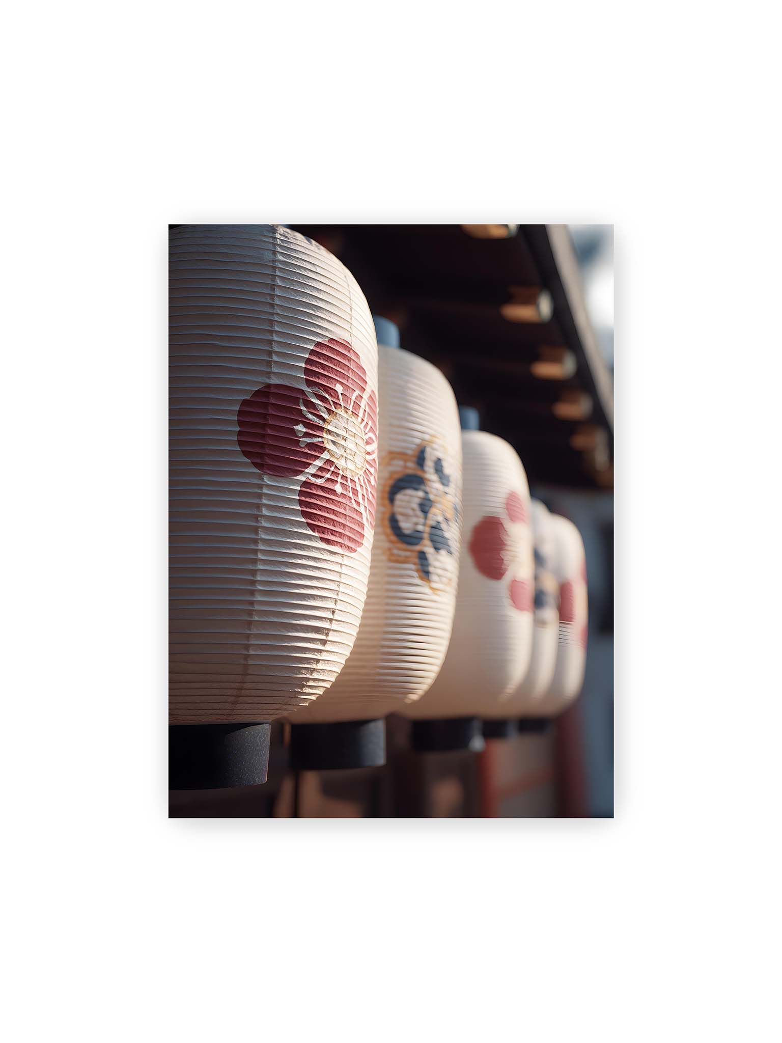 30x40 cm – Reihe von japanischen Papierlaternen mit floralen Mustern im warmen Licht und klarer Tiefenstaffelung.