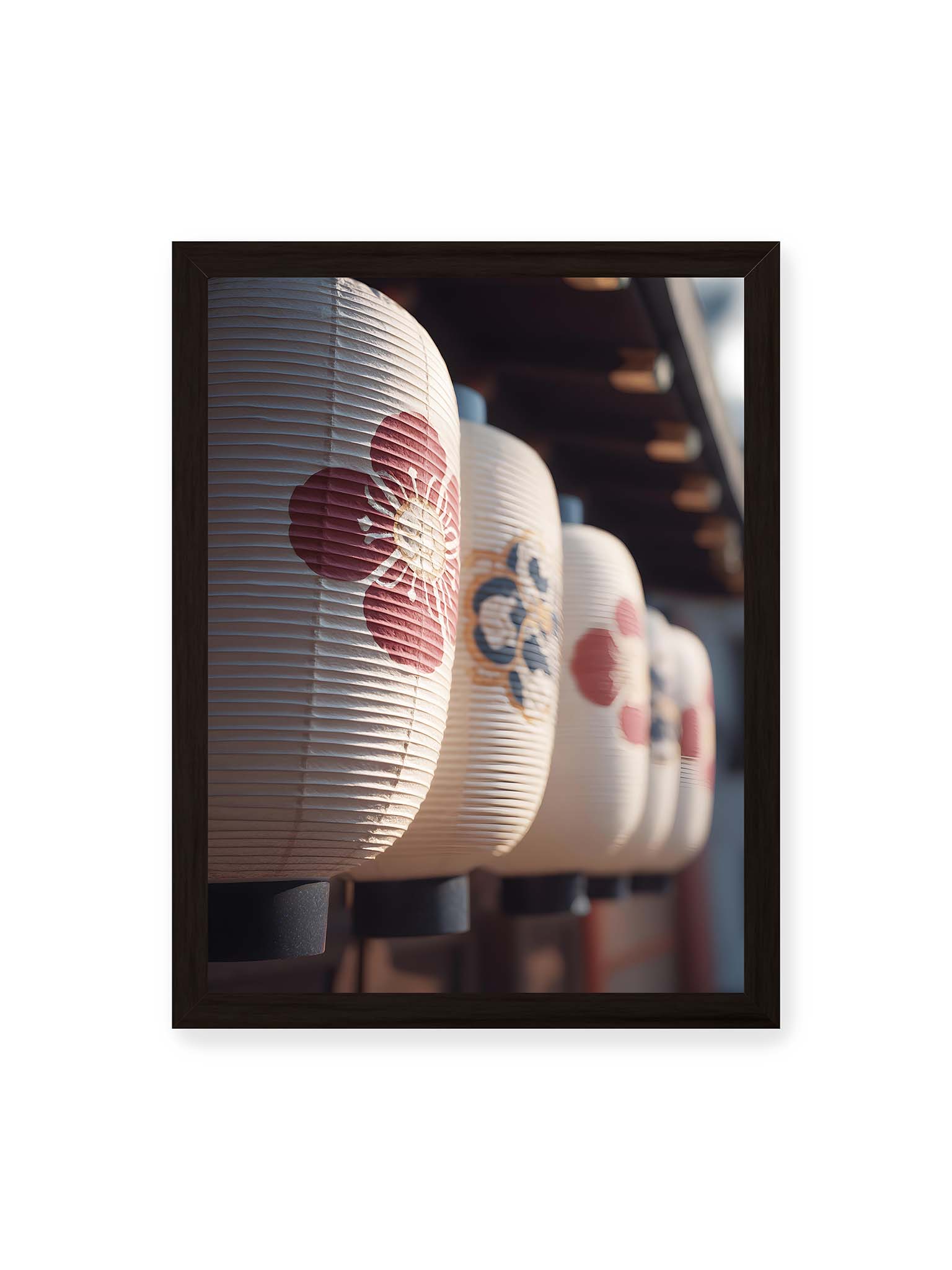 30x40 cm, schwarzer Rahmen – Reihe von japanischen Papierlaternen mit floralen Mustern im warmen Licht und klarer Tiefenstaffelung.