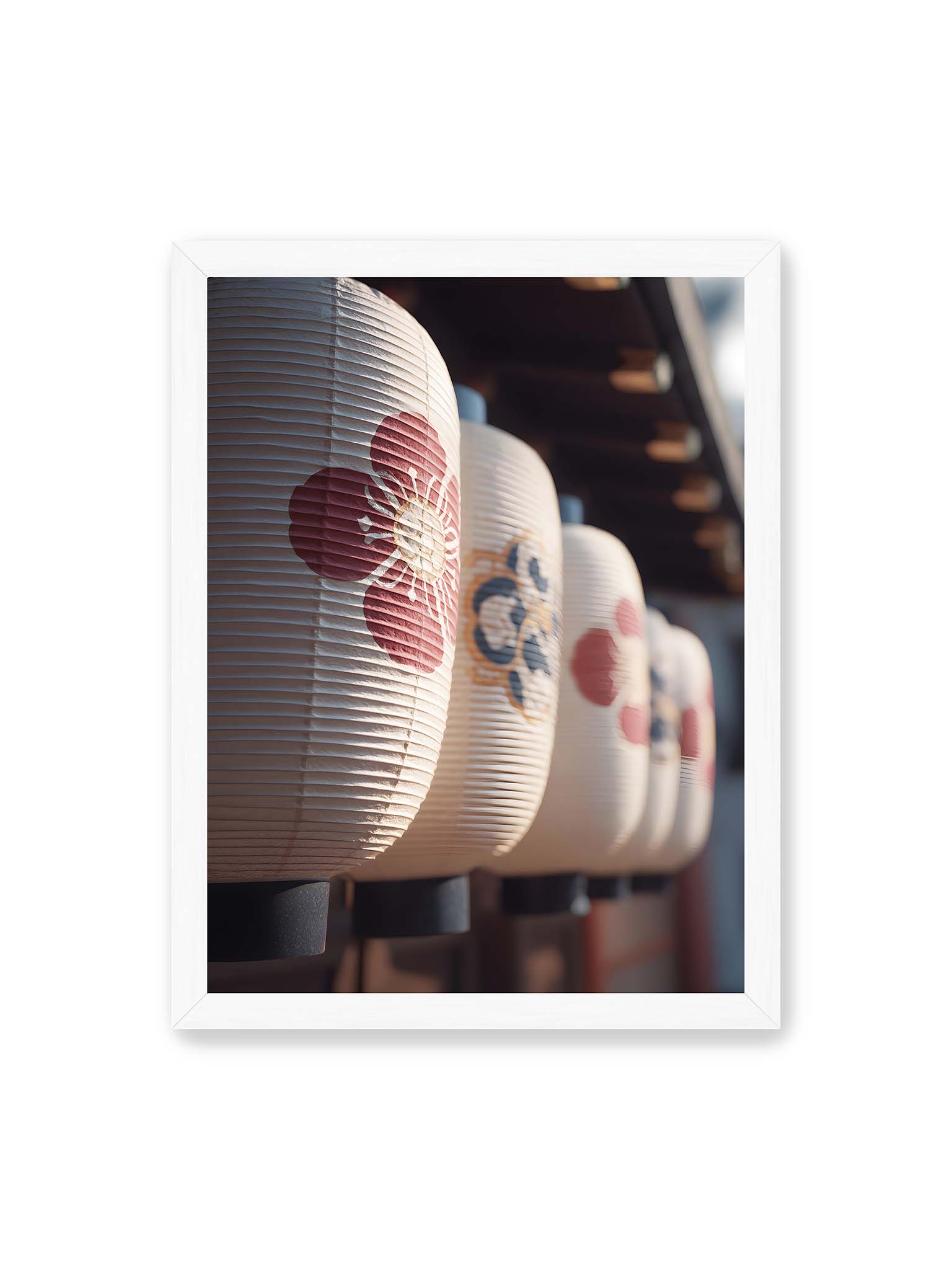 30x40 cm, weißer Rahmen – Reihe von japanischen Papierlaternen mit floralen Mustern im warmen Licht und klarer Tiefenstaffelung.