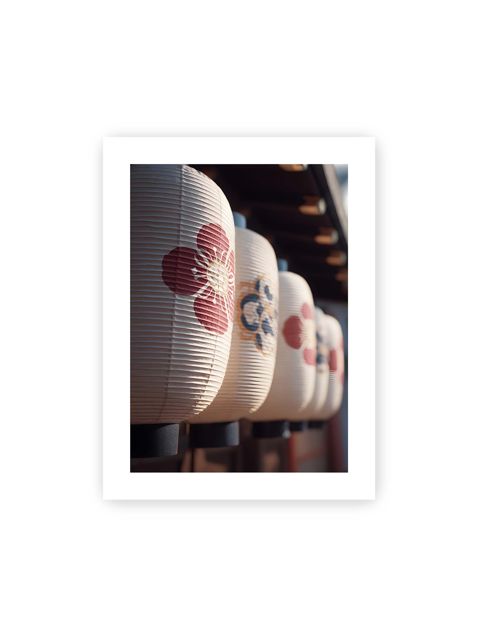 30x40 cm, weißer Galerie-Rand – Reihe von japanischen Papierlaternen mit floralen Mustern im warmen Licht und klarer Tiefenstaffelung.