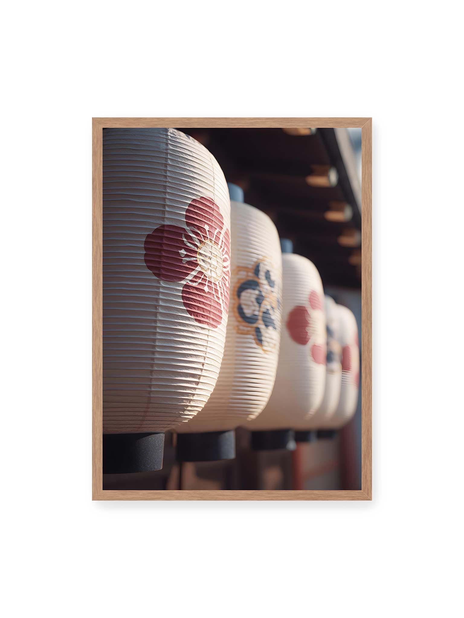 50x70 cm, Eichenrahmen – Reihe von japanischen Papierlaternen mit floralen Mustern im warmen Licht und klarer Tiefenstaffelung.