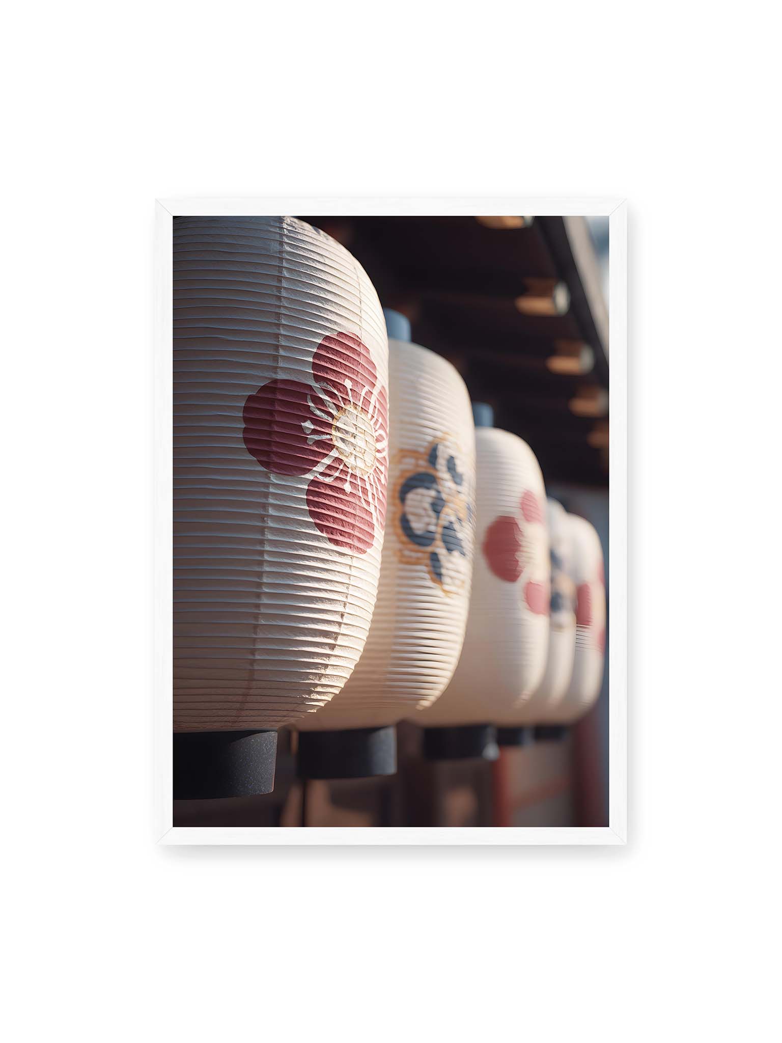 50x70 cm, weißer Rahmen – Reihe von japanischen Papierlaternen mit floralen Mustern im warmen Licht und klarer Tiefenstaffelung.