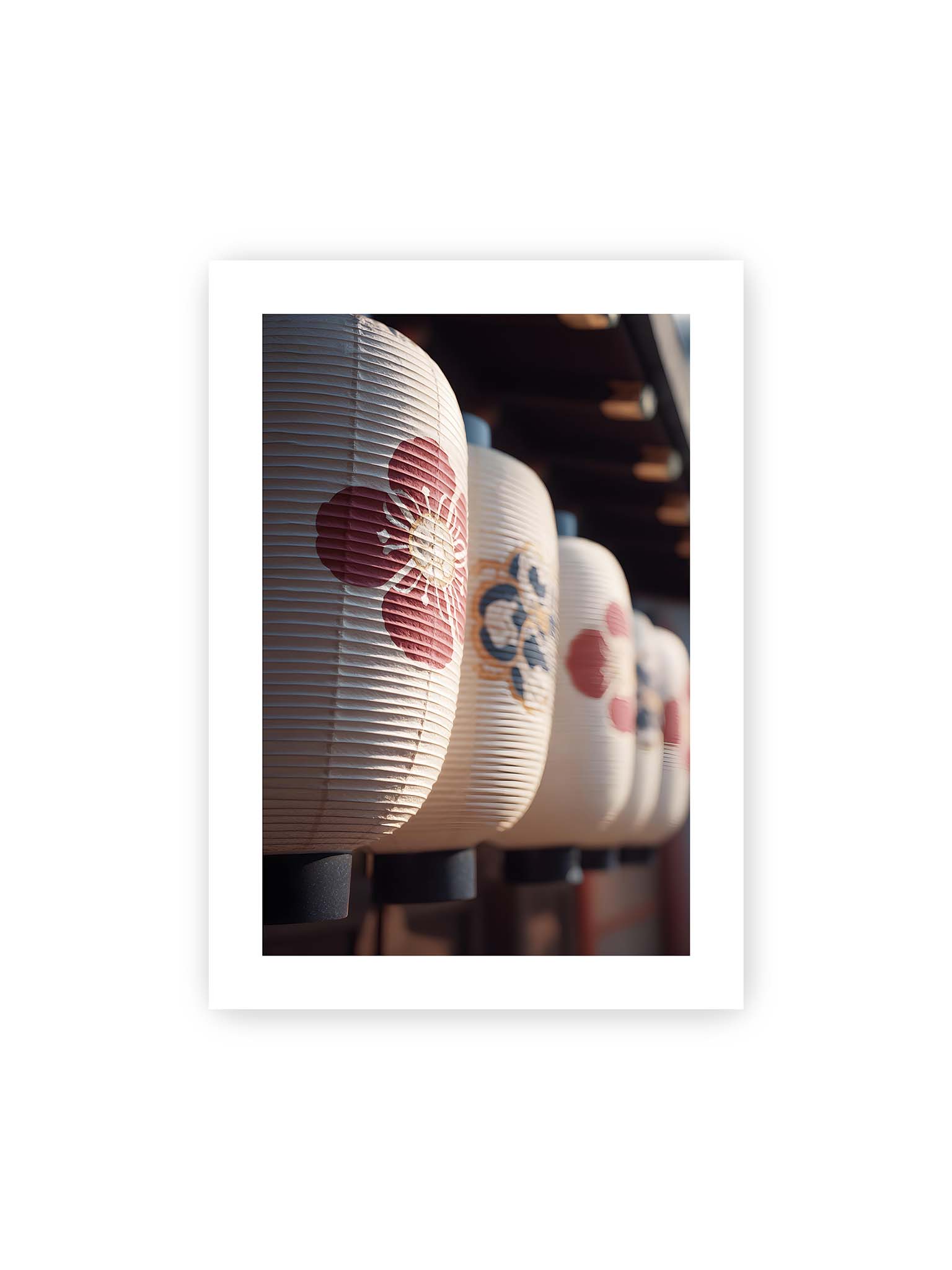 50x70 cm, weißer Galerie-Rand – Reihe von japanischen Papierlaternen mit floralen Mustern im warmen Licht und klarer Tiefenstaffelung.