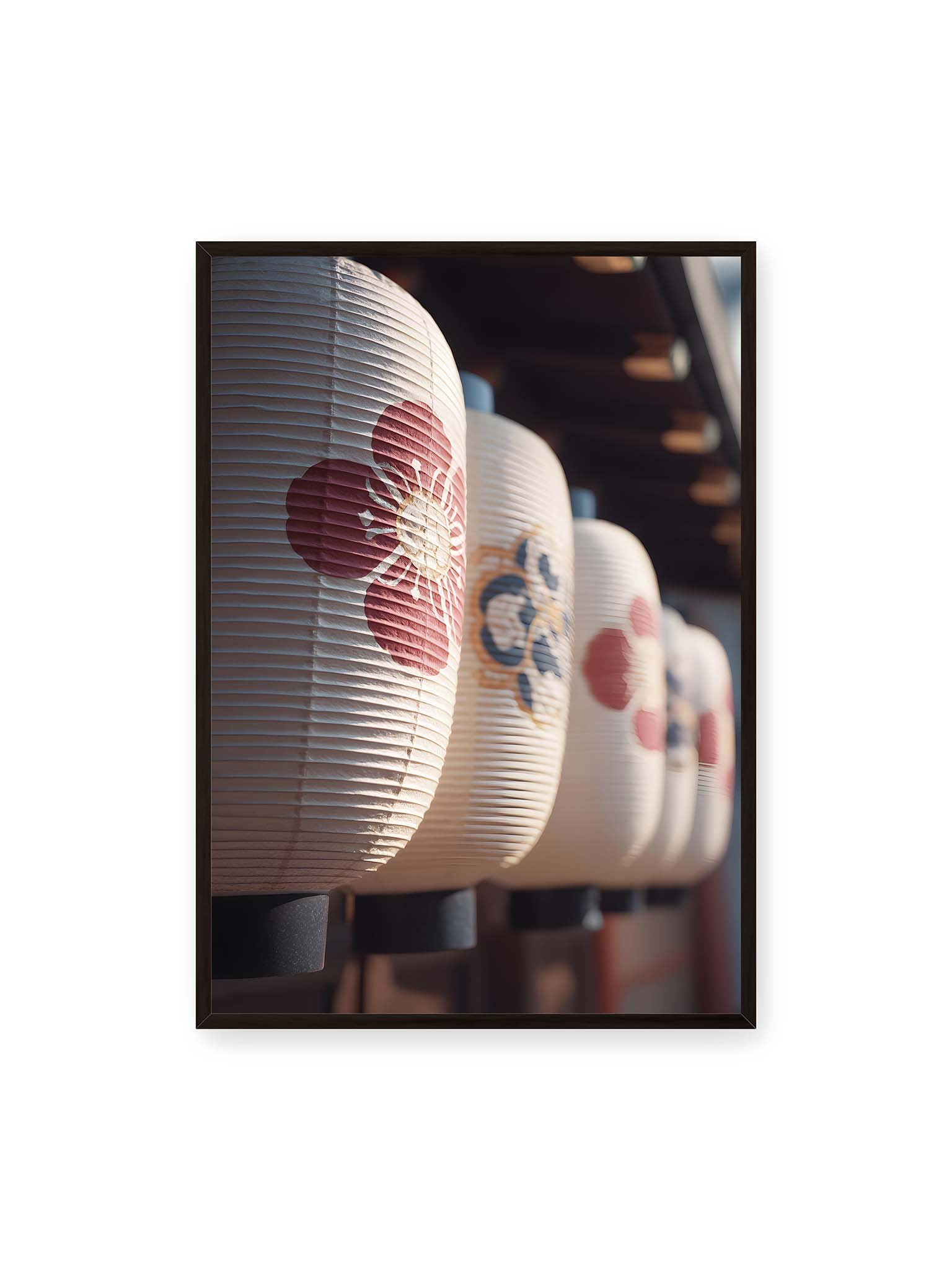 70x100 cm, schwarzer Rahmen – Reihe von japanischen Papierlaternen mit floralen Mustern im warmen Licht und klarer Tiefenstaffelung.