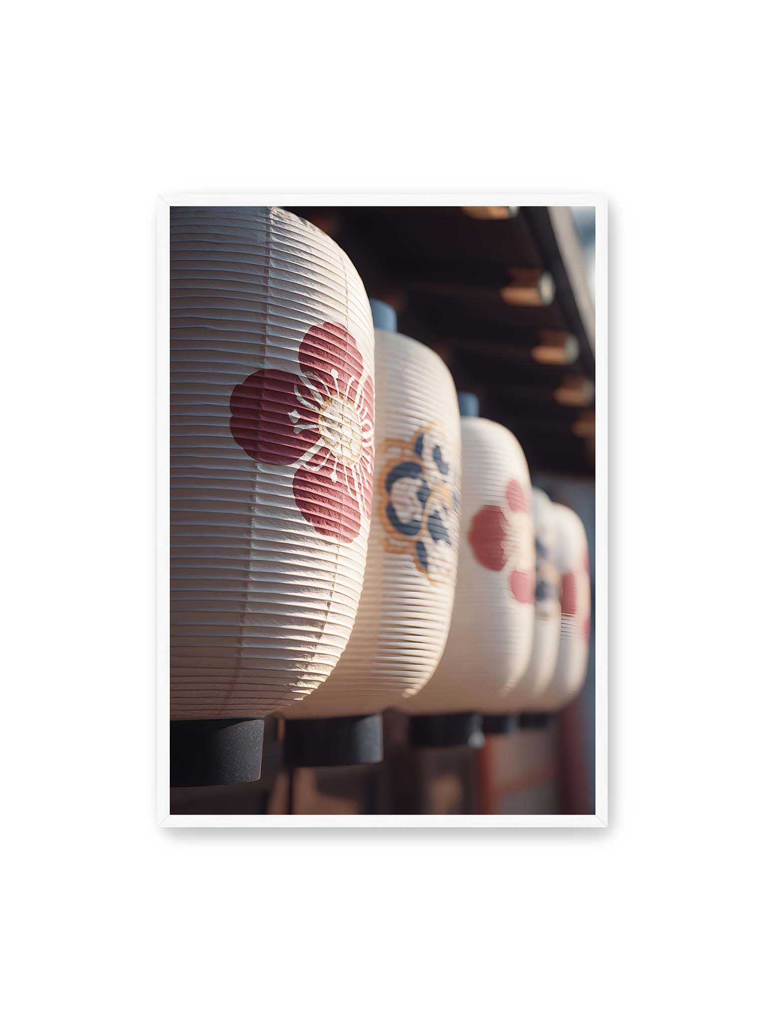 70x100 cm, weißer Rahmen – Reihe von japanischen Papierlaternen mit floralen Mustern im warmen Licht und klarer Tiefenstaffelung.