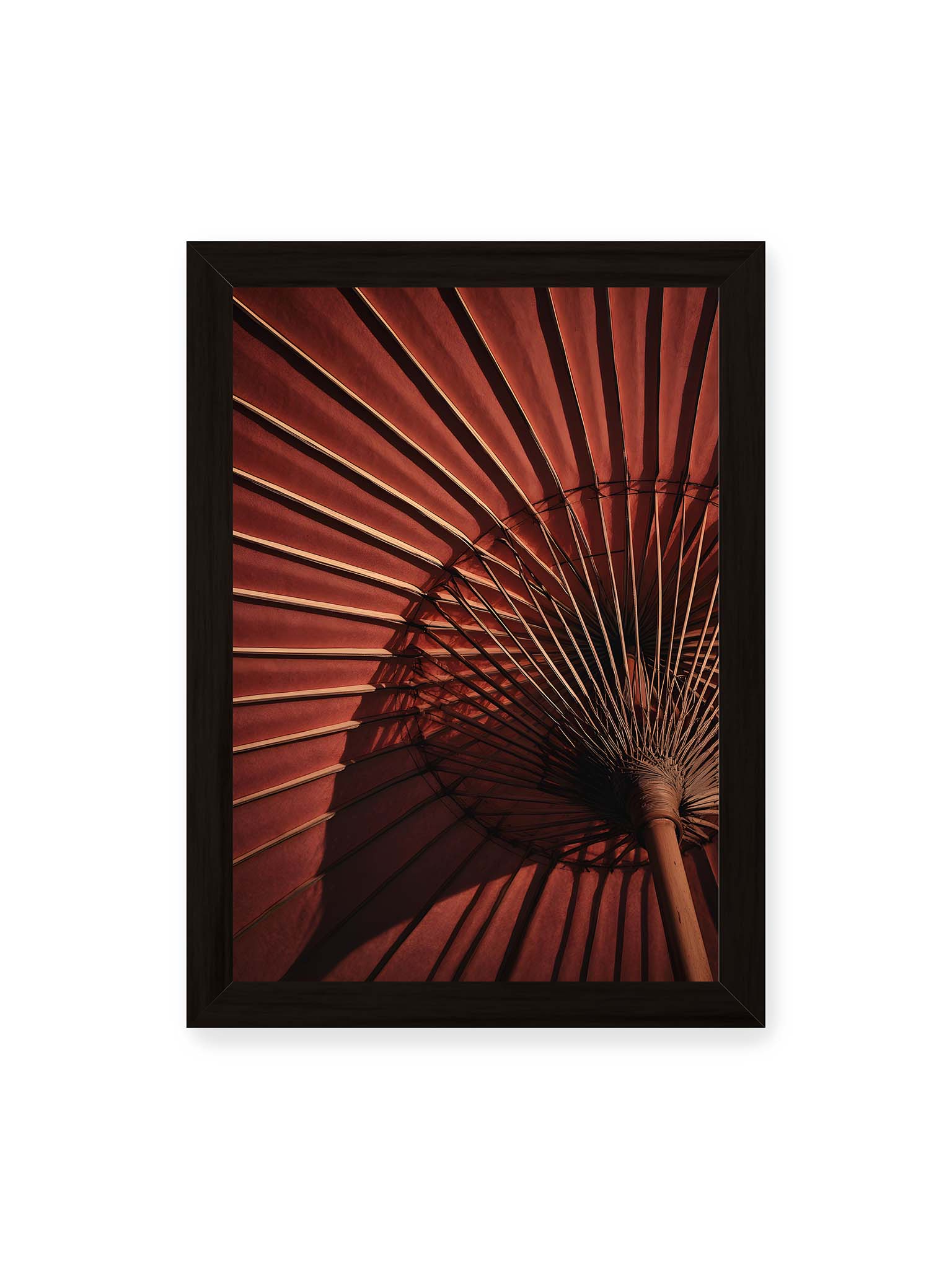 21x30 cm, schwarzer Rahmen – Detail eines roten japanischen Sonnenschirms, dem Wagasa, mit radialen Streben und starkem Licht-Schatten-Spiel.