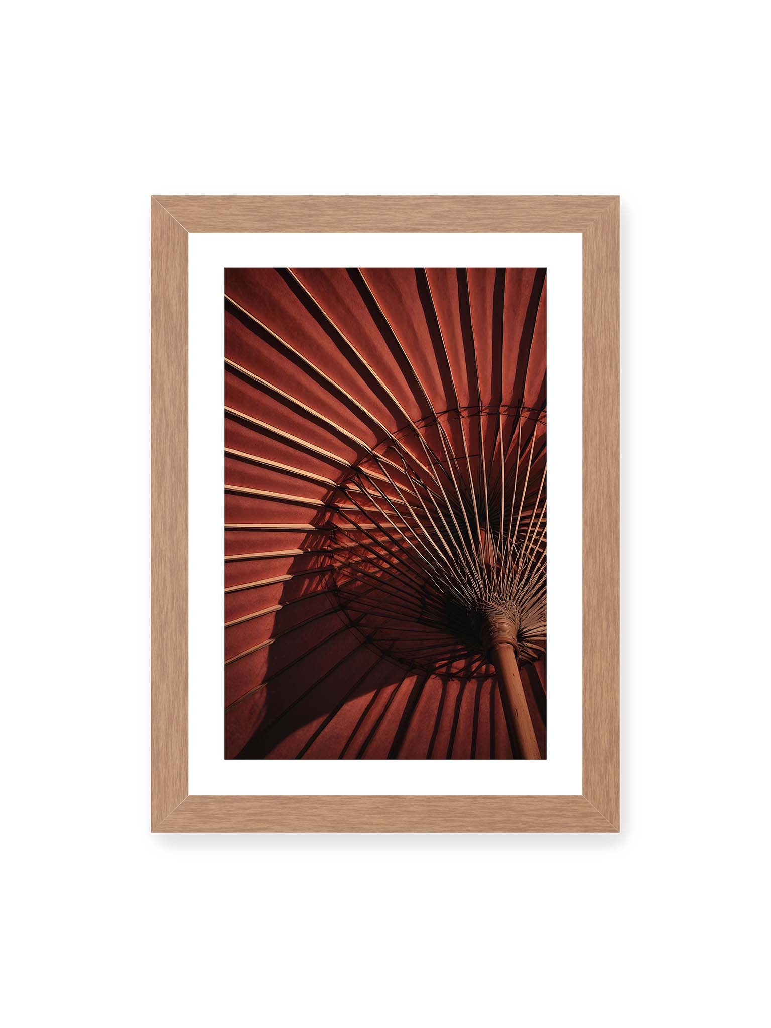 21x30 cm, weißer Galerie-Rand, Eichenrahmen – Detail eines roten japanischen Sonnenschirms, dem Wagasa, mit radialen Streben und starkem Licht-Schatten-Spiel.