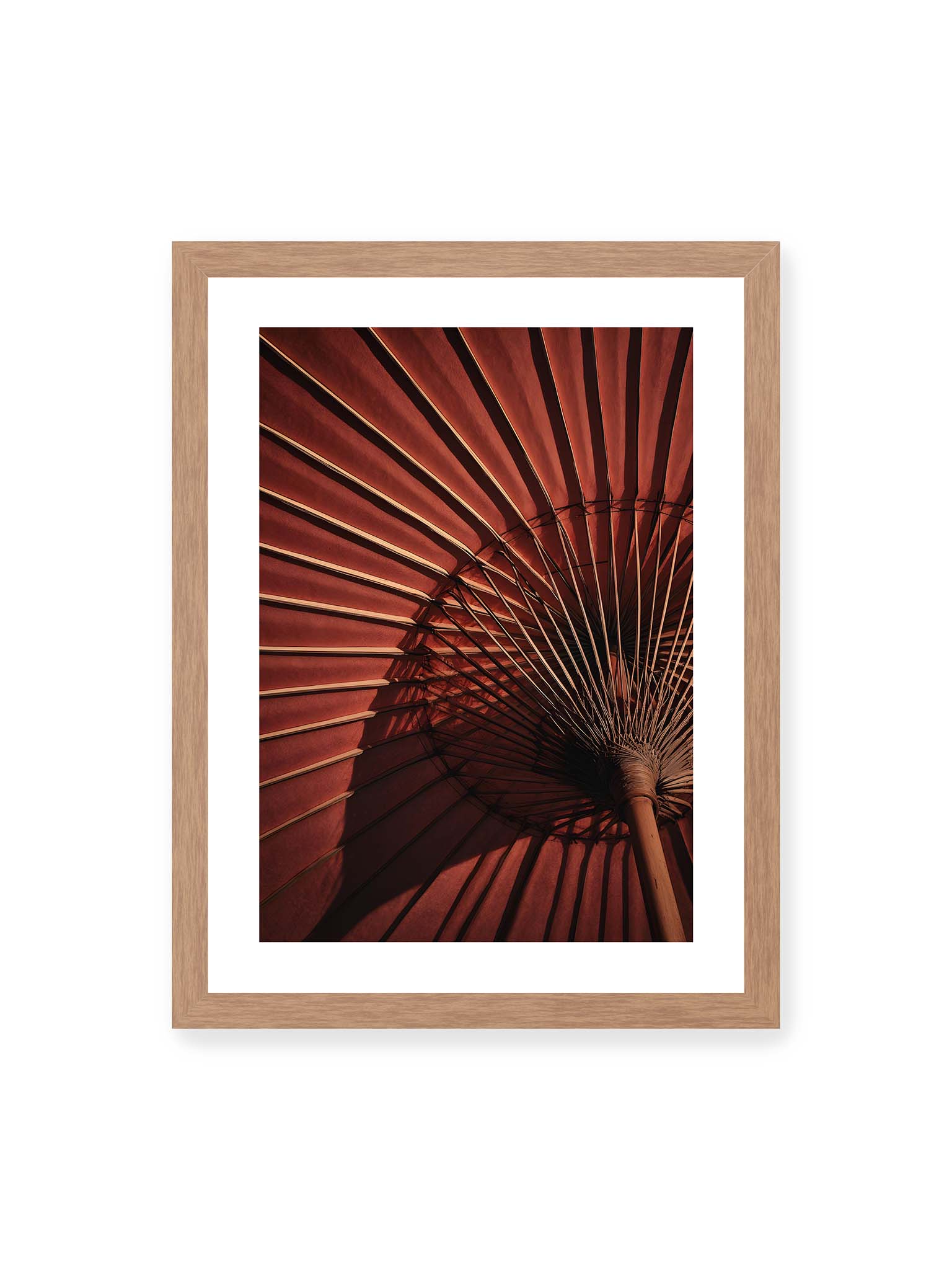 30x40 cm, weißer Galerie-Rand, Eichenrahmen – Detail eines roten japanischen Sonnenschirms, dem Wagasa, mit radialen Streben und starkem Licht-Schatten-Spiel.