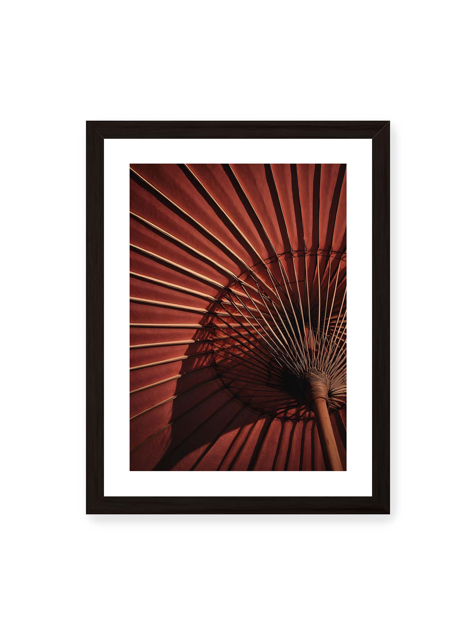 30x40 cm, weißer Galerie-Rand, schwarzer Rahmen – Detail eines roten japanischen Sonnenschirms, dem Wagasa, mit radialen Streben und starkem Licht-Schatten-Spiel.