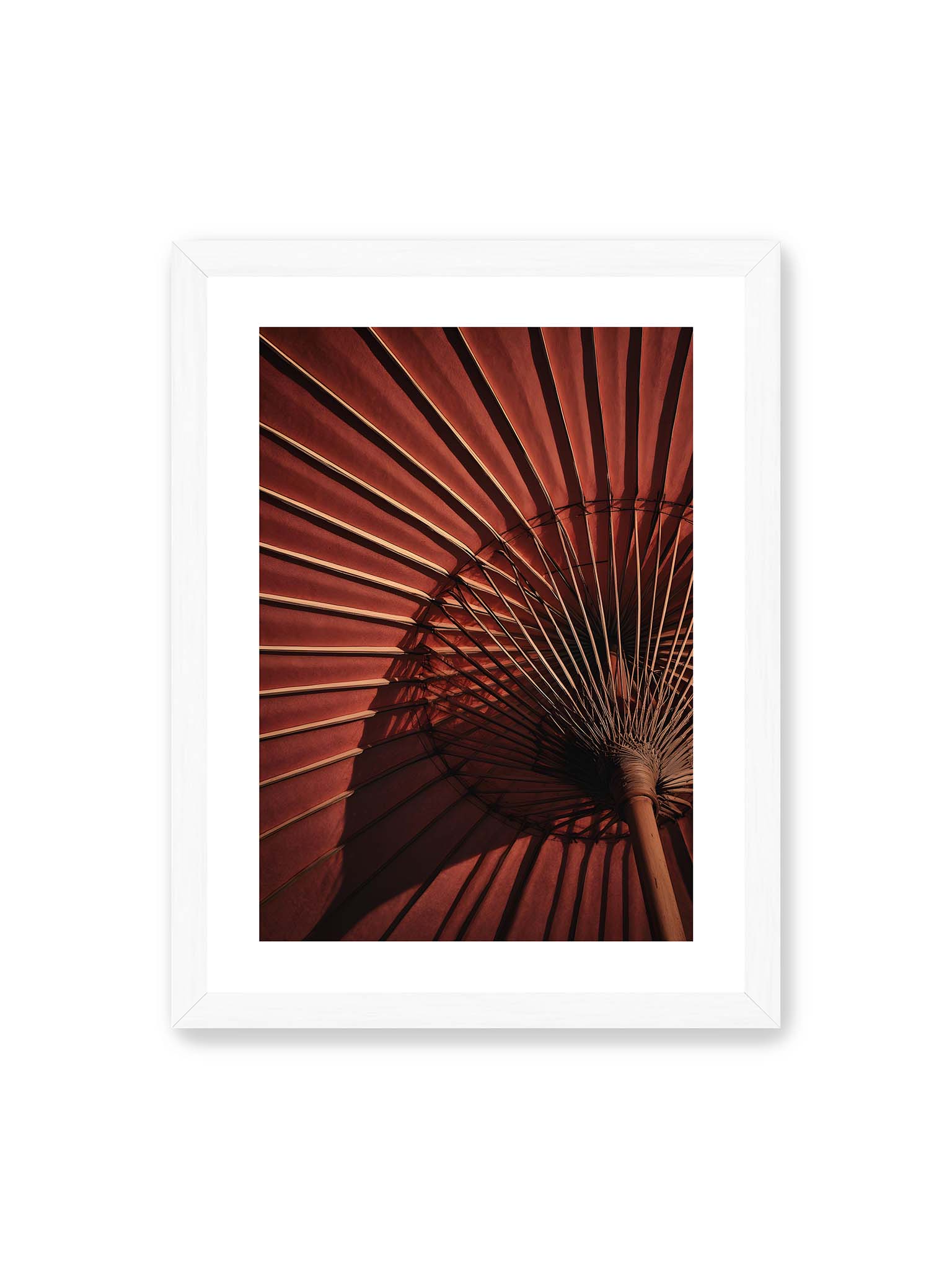 30x40 cm, weißer Galerie-Rand, weißer Rahmen – Detail eines roten japanischen Sonnenschirms, dem Wagasa, mit radialen Streben und starkem Licht-Schatten-Spiel.