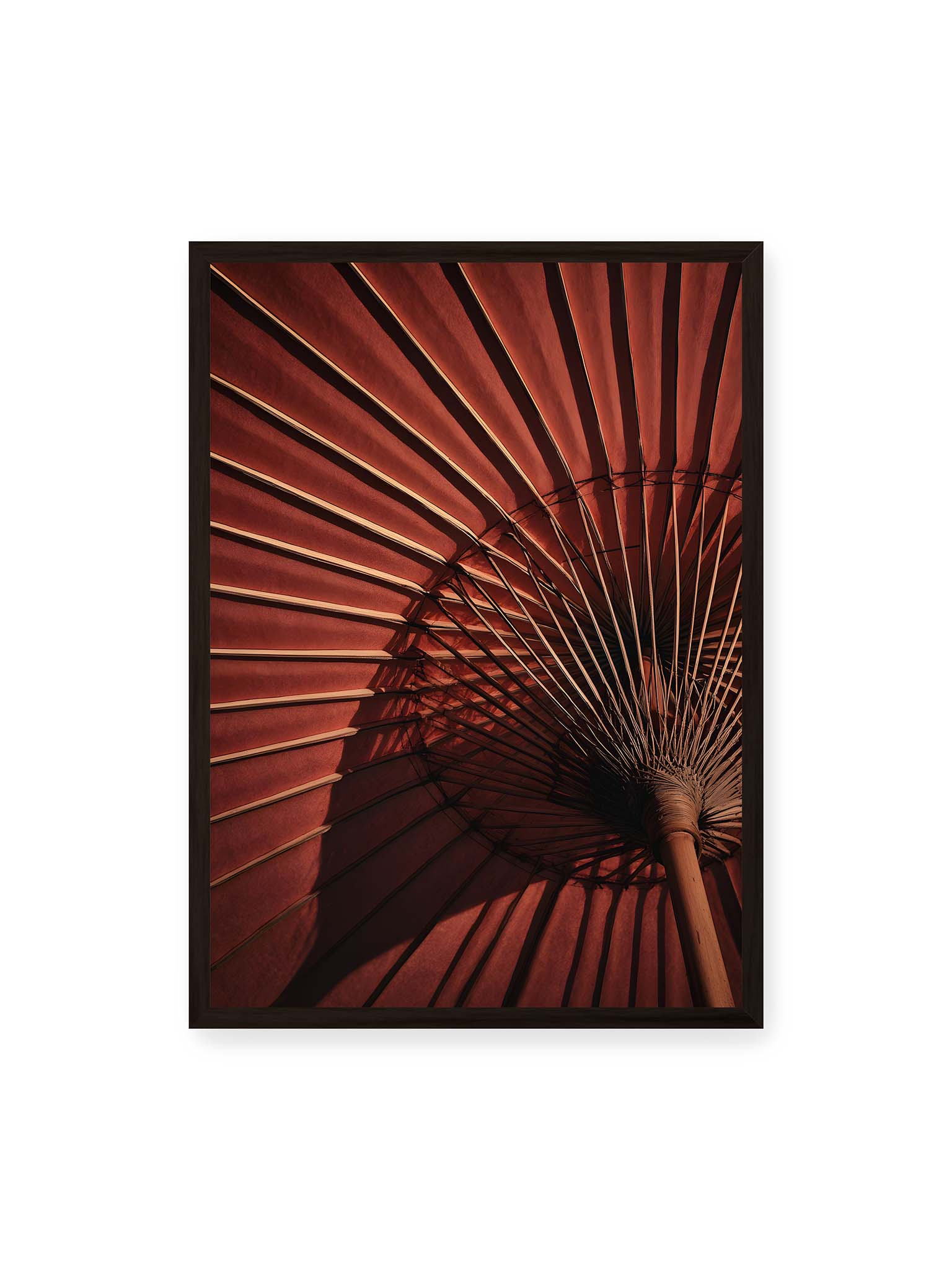 50x70 cm, schwarzer Rahmen – Detail eines roten japanischen Sonnenschirms, dem Wagasa, mit radialen Streben und starkem Licht-Schatten-Spiel.