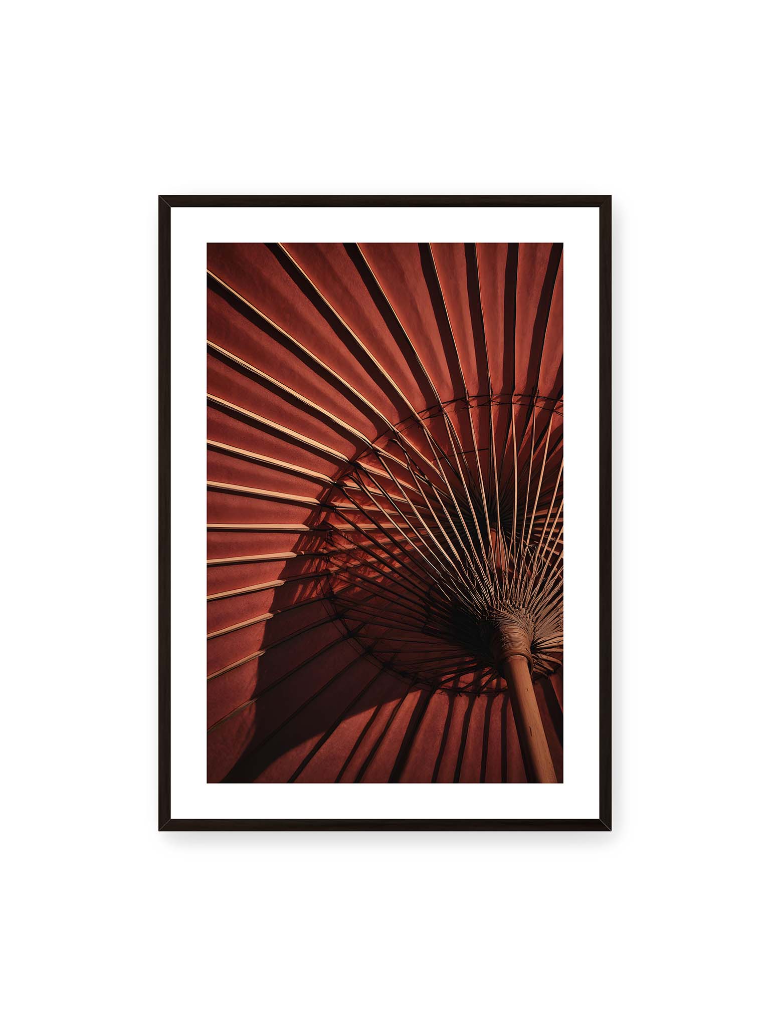 70x100 cm, weißer Galerie-Rand, schwarzer Rahmen – Detail eines roten japanischen Sonnenschirms, dem Wagasa, mit radialen Streben und starkem Licht-Schatten-Spiel.