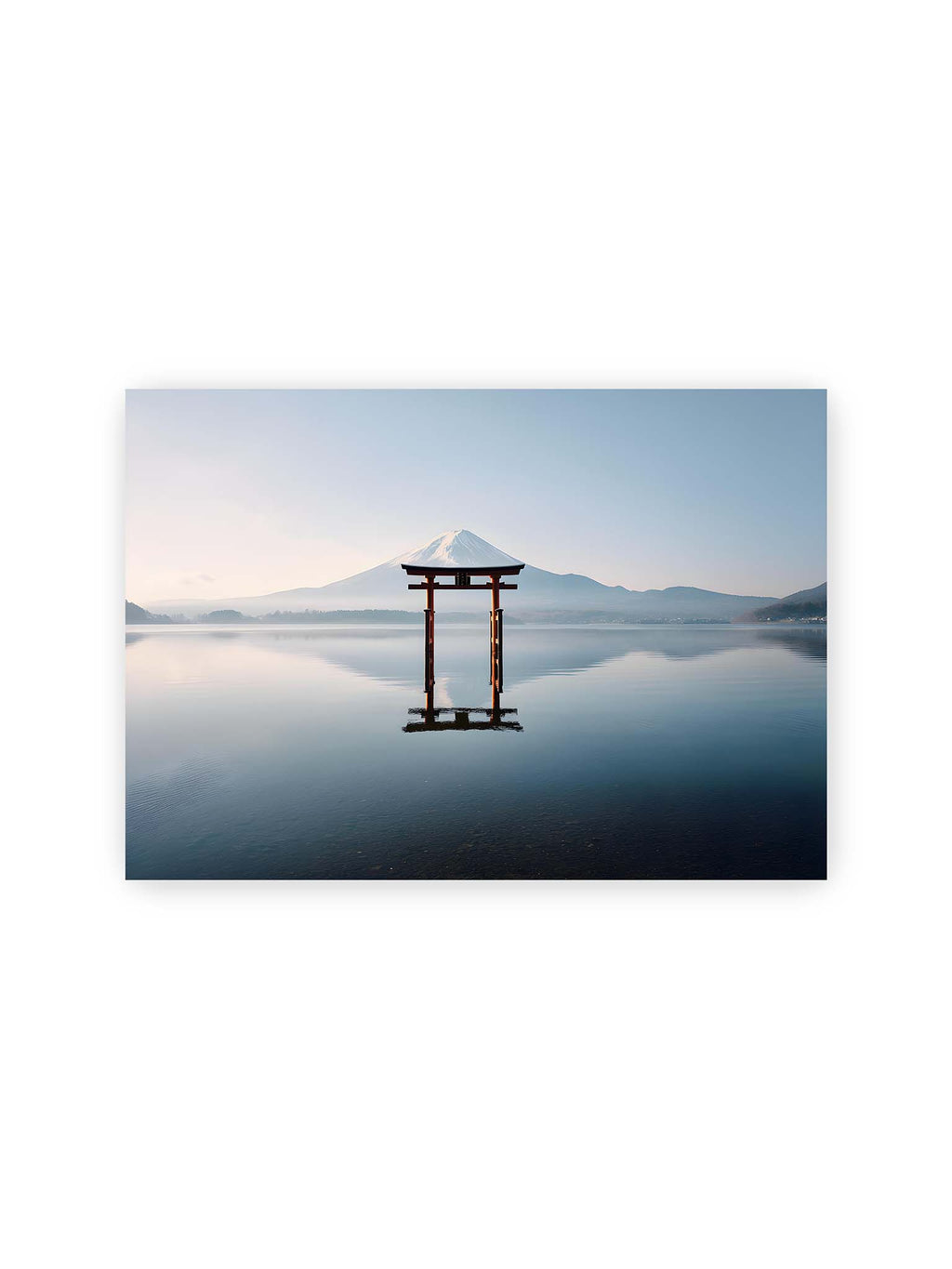 21x30 cm – Torii-Tor steht im ruhigen Wasser mit Spiegelung vor dem Mount Fuji im Hintergrund unter klarem Himmel.