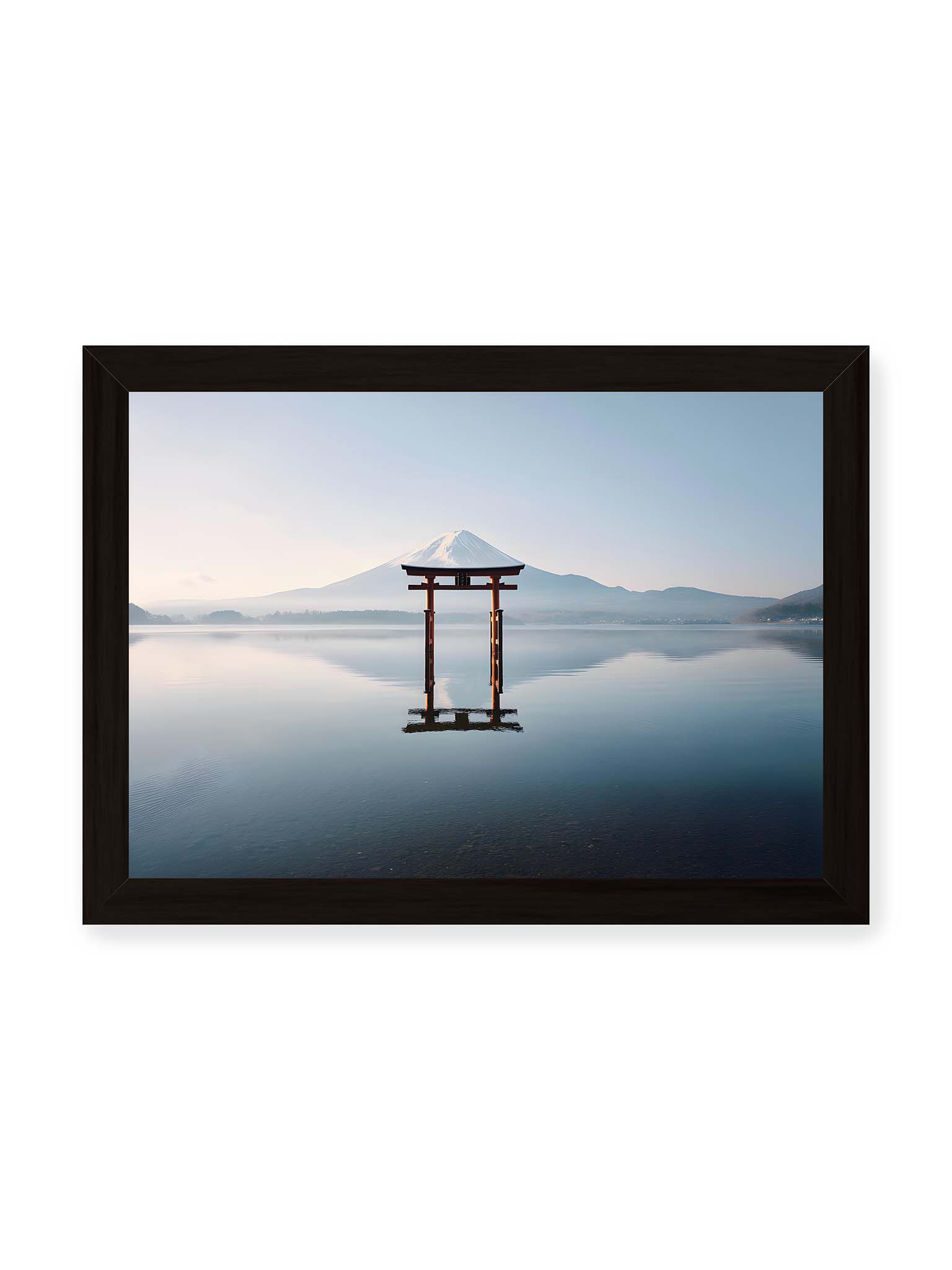 21x30 cm, schwarzer Rahmen – Torii-Tor steht im ruhigen Wasser mit Spiegelung vor dem Mount Fuji im Hintergrund unter klarem Himmel.