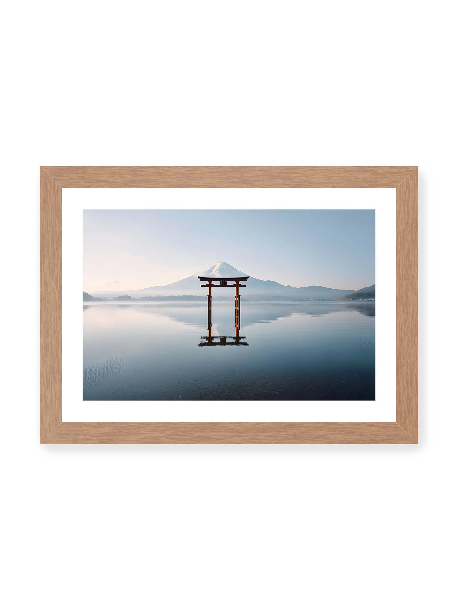 21x30 cm, weißer Galerie-Rand, Eichenrahmen – Torii-Tor steht im ruhigen Wasser mit Spiegelung vor dem Mount Fuji im Hintergrund unter klarem Himmel.
