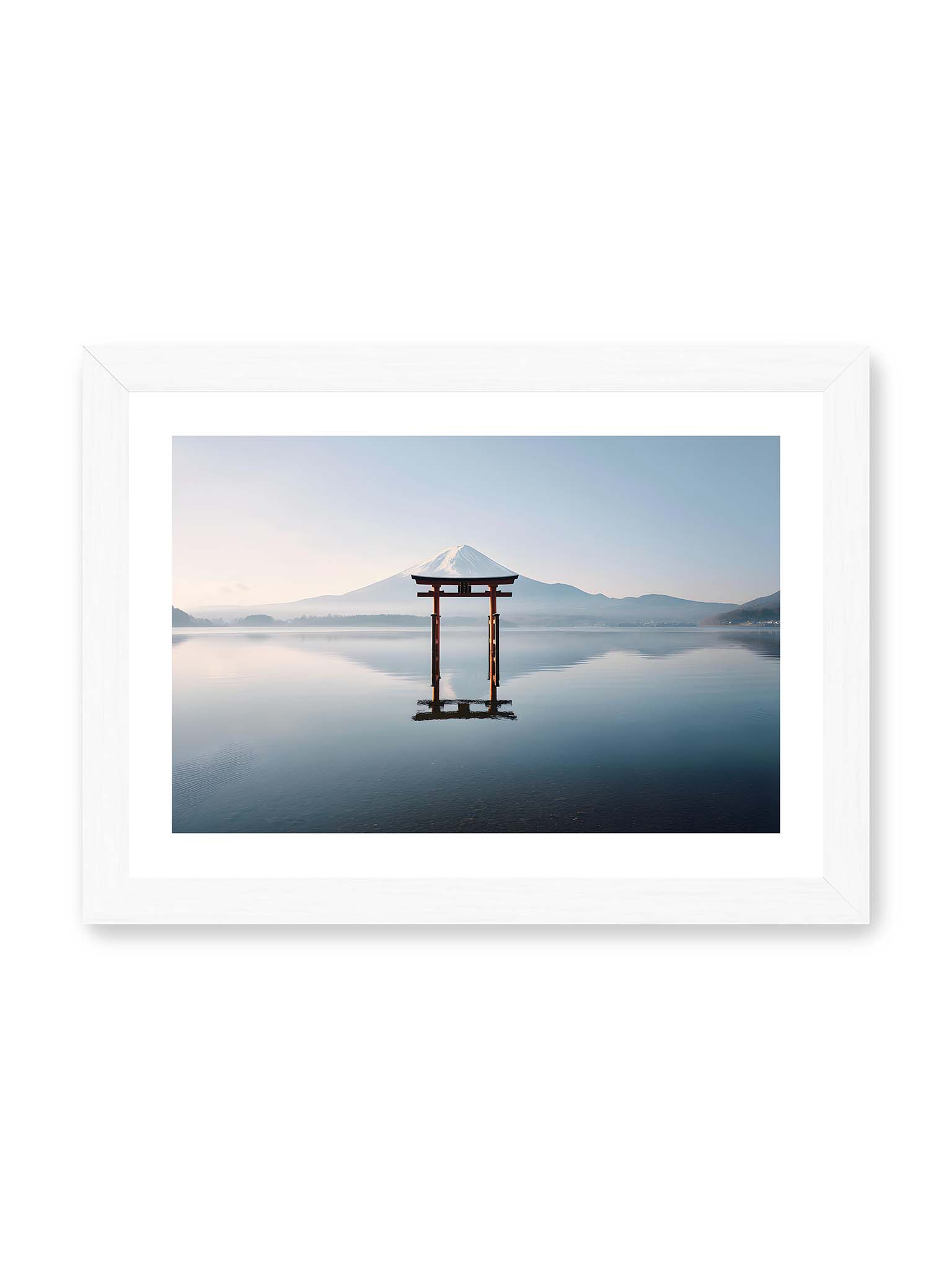 21x30 cm, weißer Galerie-Rand, weißer Rahmen – Torii-Tor steht im ruhigen Wasser mit Spiegelung vor dem Mount Fuji im Hintergrund unter klarem Himmel.