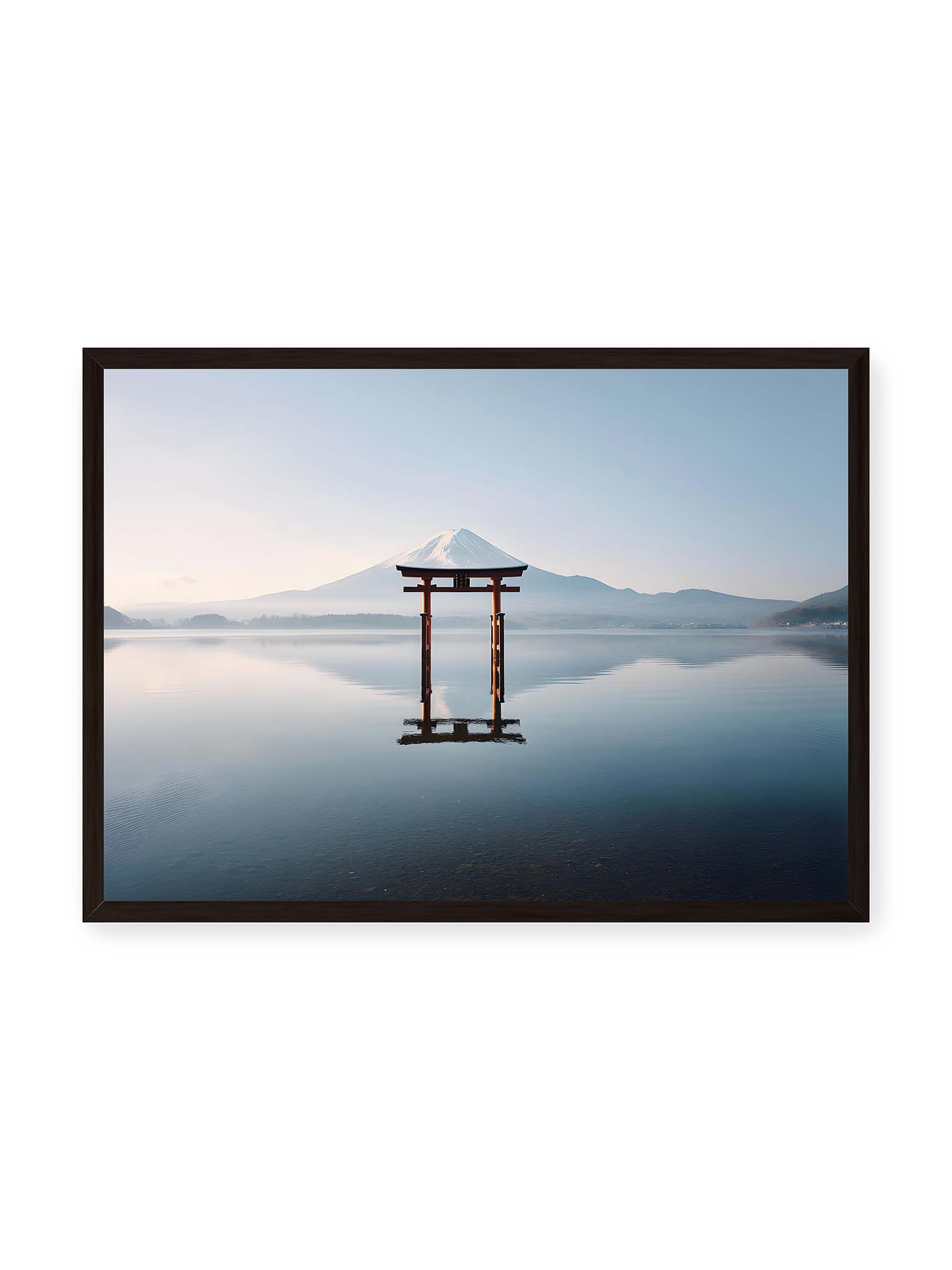 50x70 cm, schwarzer Rahmen – Torii-Tor steht im ruhigen Wasser mit Spiegelung vor dem Mount Fuji im Hintergrund unter klarem Himmel.