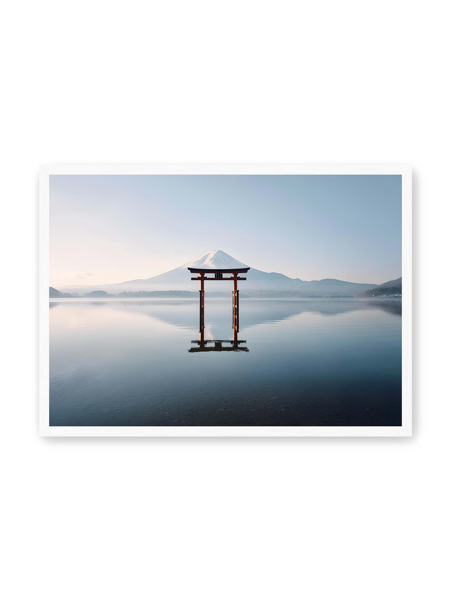 50x70 cm, weißer Rahmen – Torii-Tor steht im ruhigen Wasser mit Spiegelung vor dem Mount Fuji im Hintergrund unter klarem Himmel.