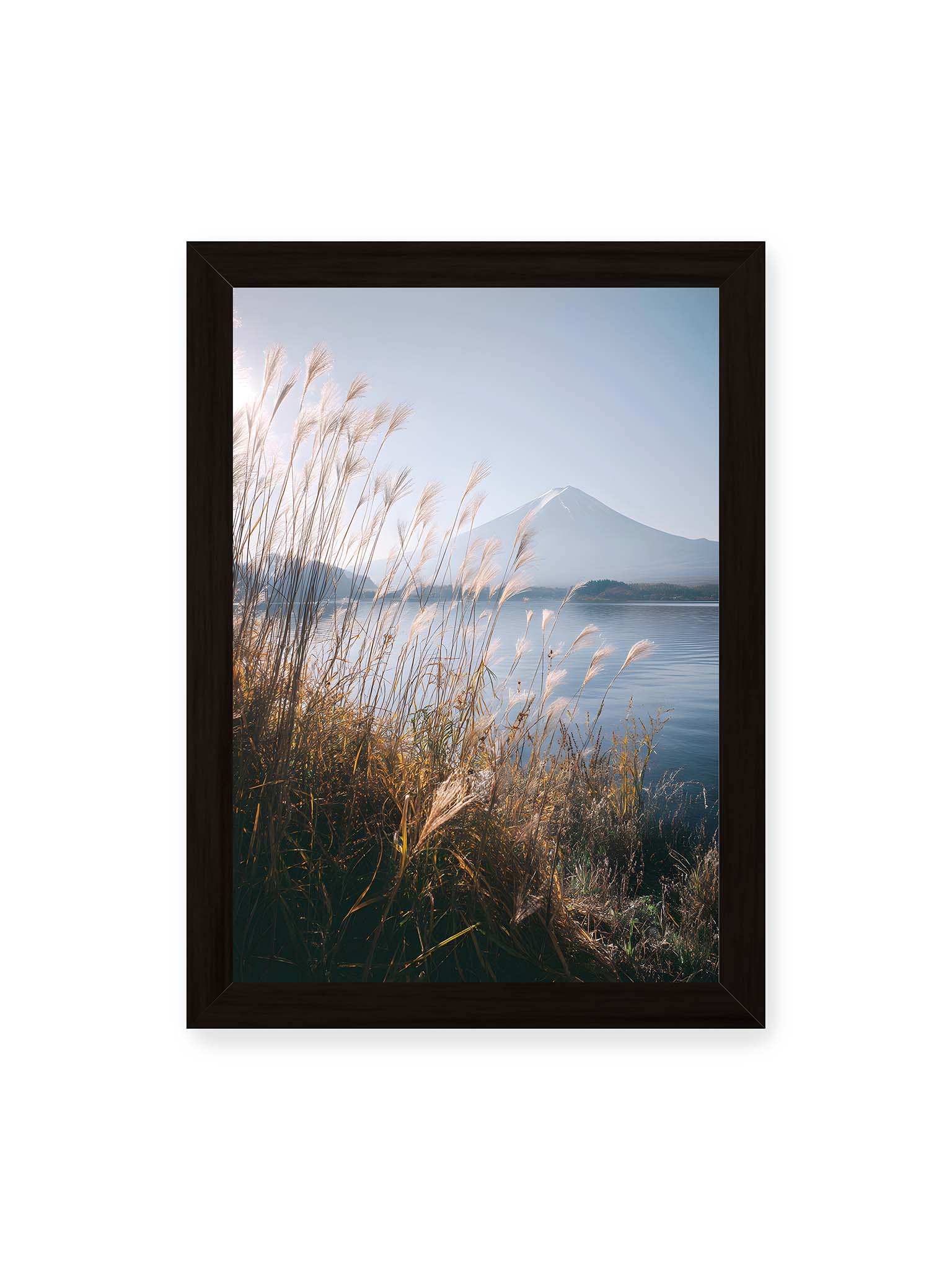 21x30 cm, schwarzer Rahmen – Gräser am ruhigen See mit Blick auf einen fernen, klaren Mount Fuji unter hellem Himmel.