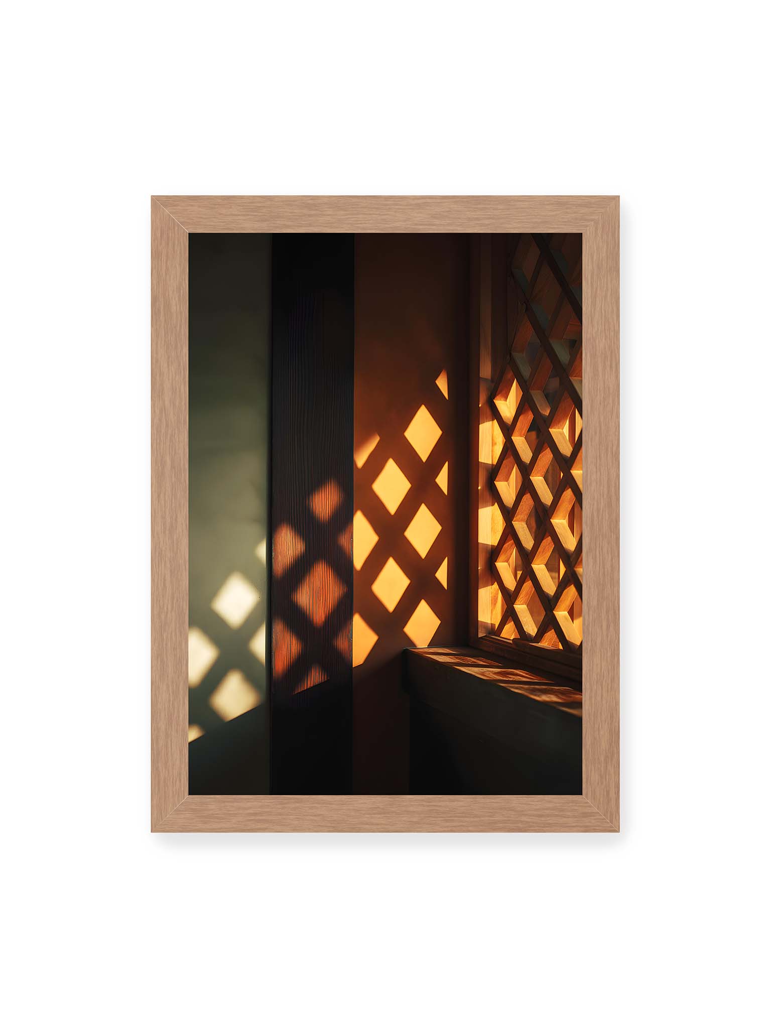 21x30 cm, Eichenrahmen – Warmes Licht fällt durch japanische Holzgitter und erzeugt geometrische Schatten auf Wand und Fläche.