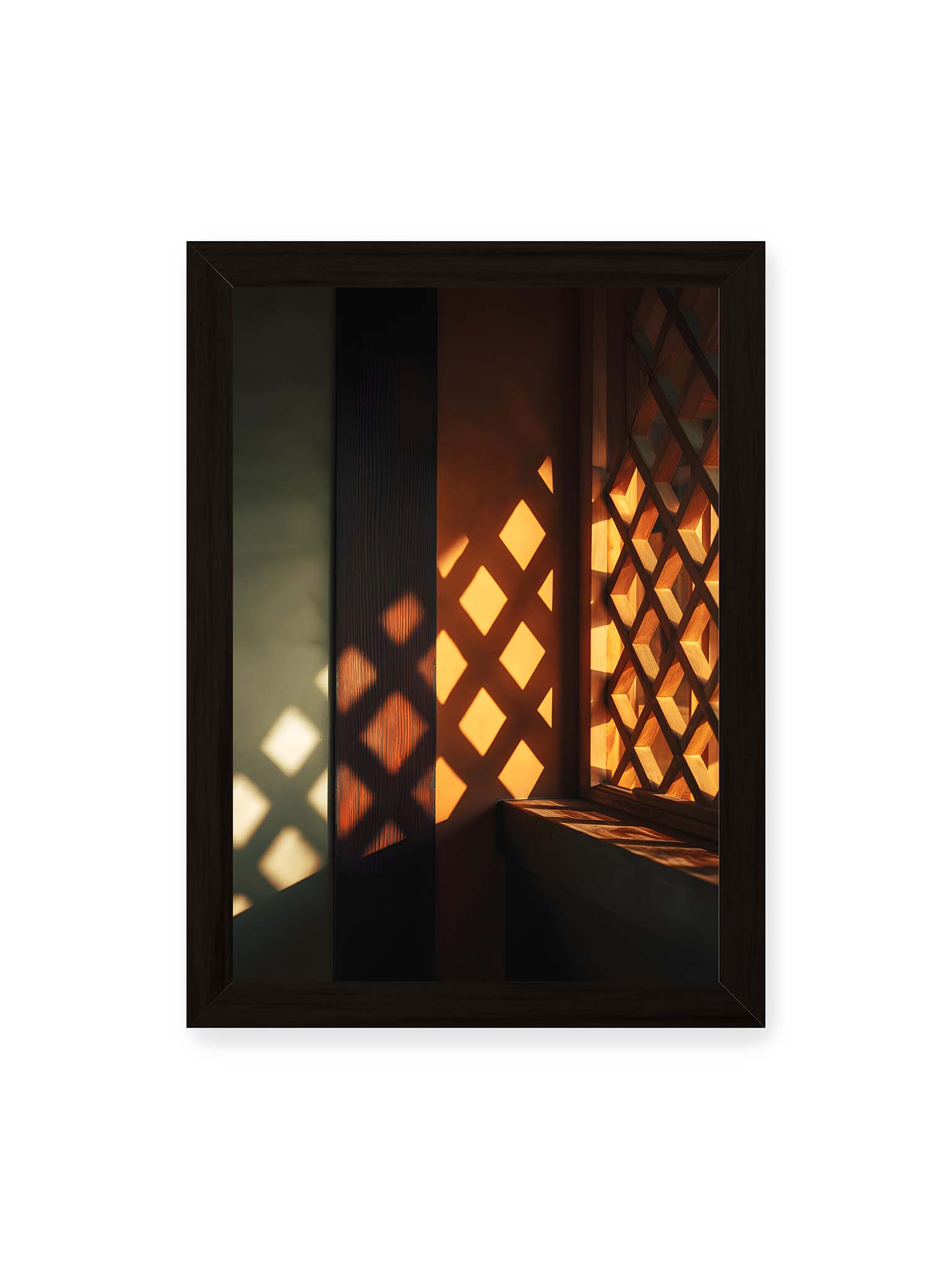 21x30 cm, schwarzer Rahmen – Warmes Licht fällt durch japanische Holzgitter und erzeugt geometrische Schatten auf Wand und Fläche.
