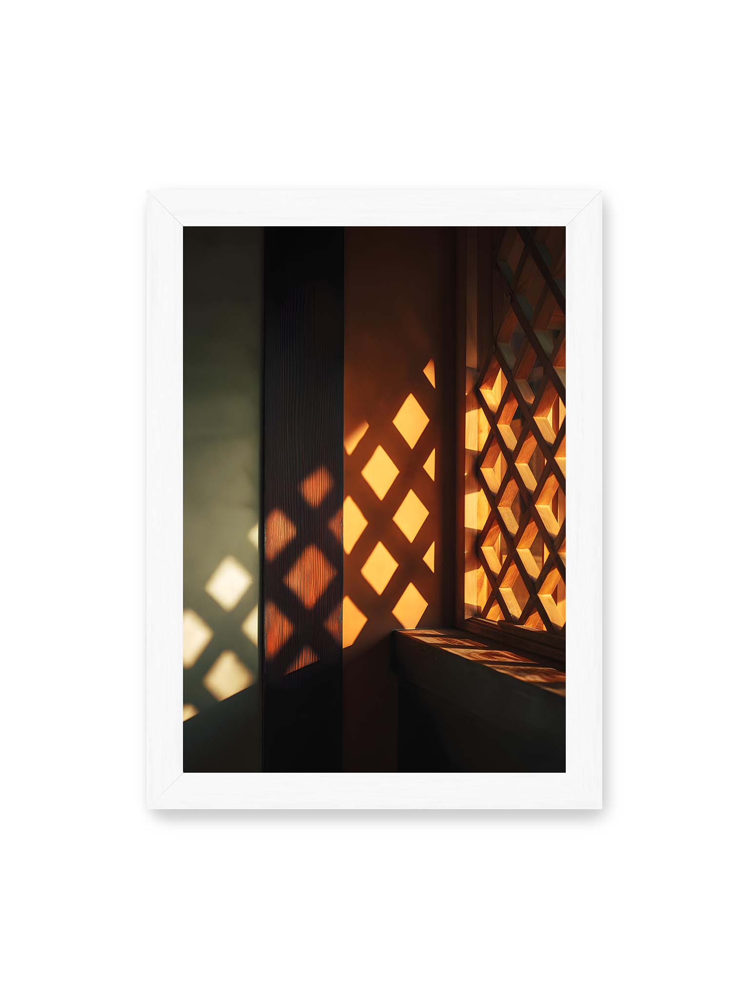21x30 cm, weißer Rahmen – Warmes Licht fällt durch japanische Holzgitter und erzeugt geometrische Schatten auf Wand und Fläche.
