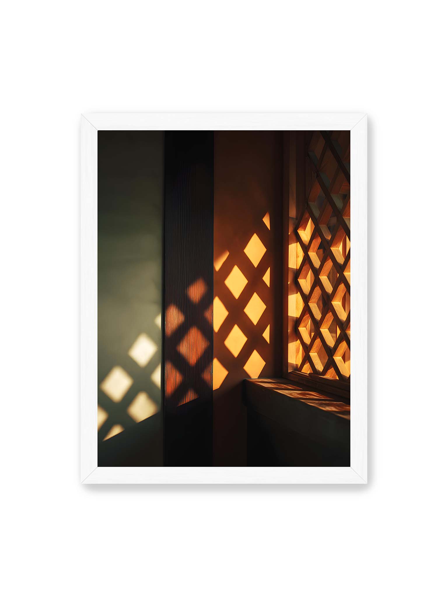 30x40 cm, weißer Rahmen – Warmes Licht fällt durch japanische Holzgitter und erzeugt geometrische Schatten auf Wand und Fläche.