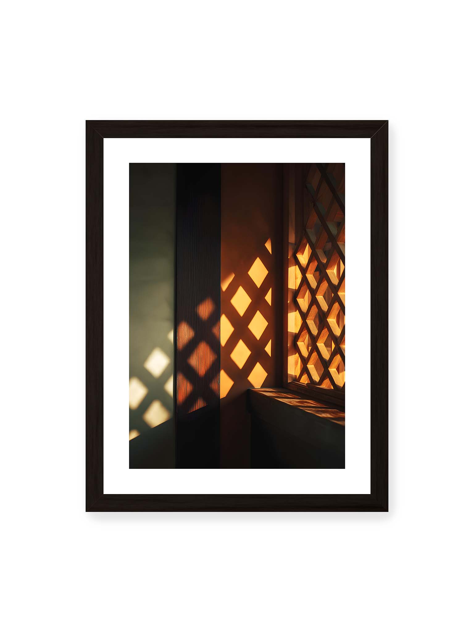30x40 cm, weißer Galerie-Rand, schwarzer Rahmen – Warmes Licht fällt durch japanische Holzgitter und erzeugt geometrische Schatten auf Wand und Fläche.