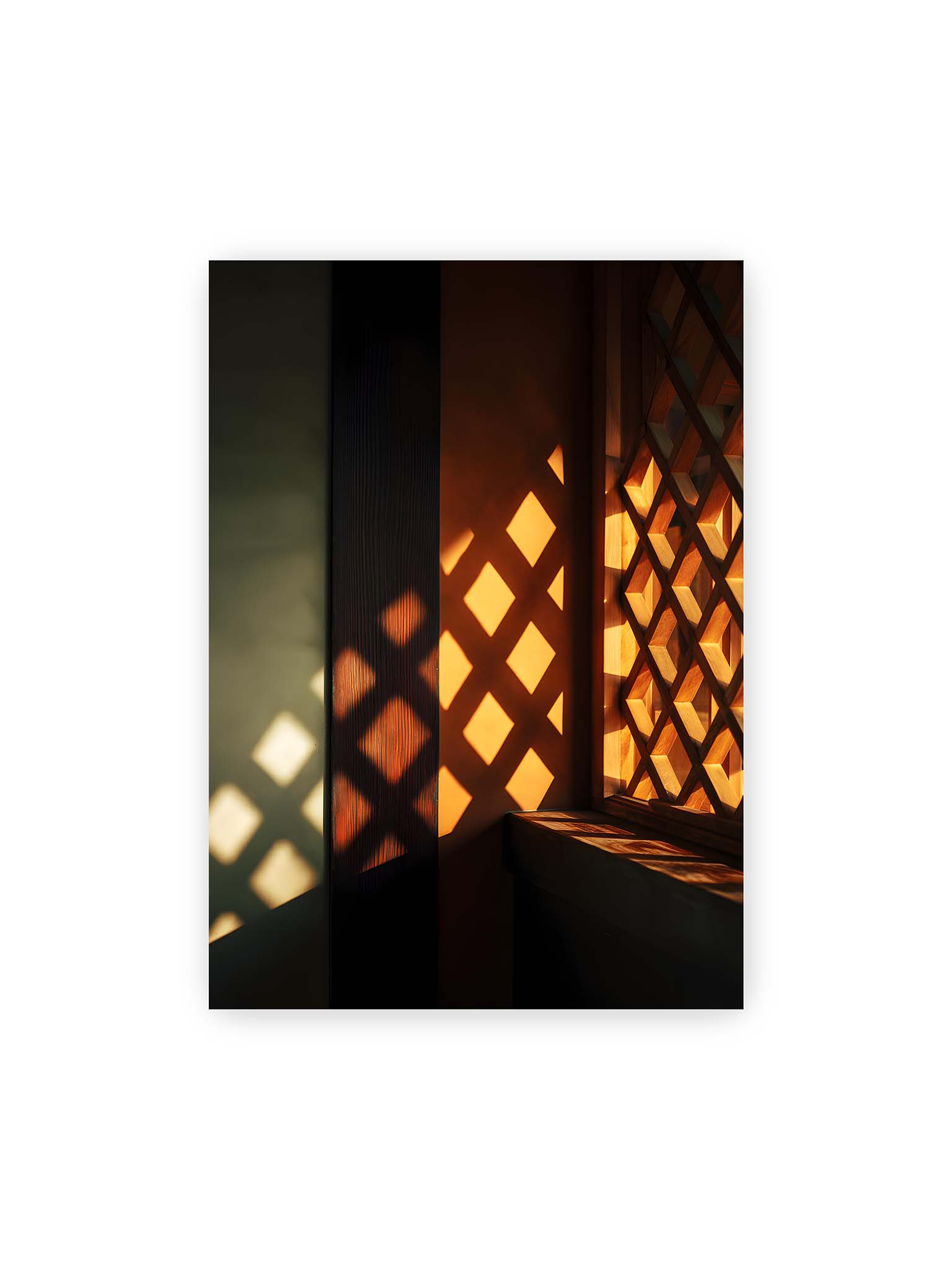 50x70 cm – Warmes Licht fällt durch japanische Holzgitter und erzeugt geometrische Schatten auf Wand und Fläche.