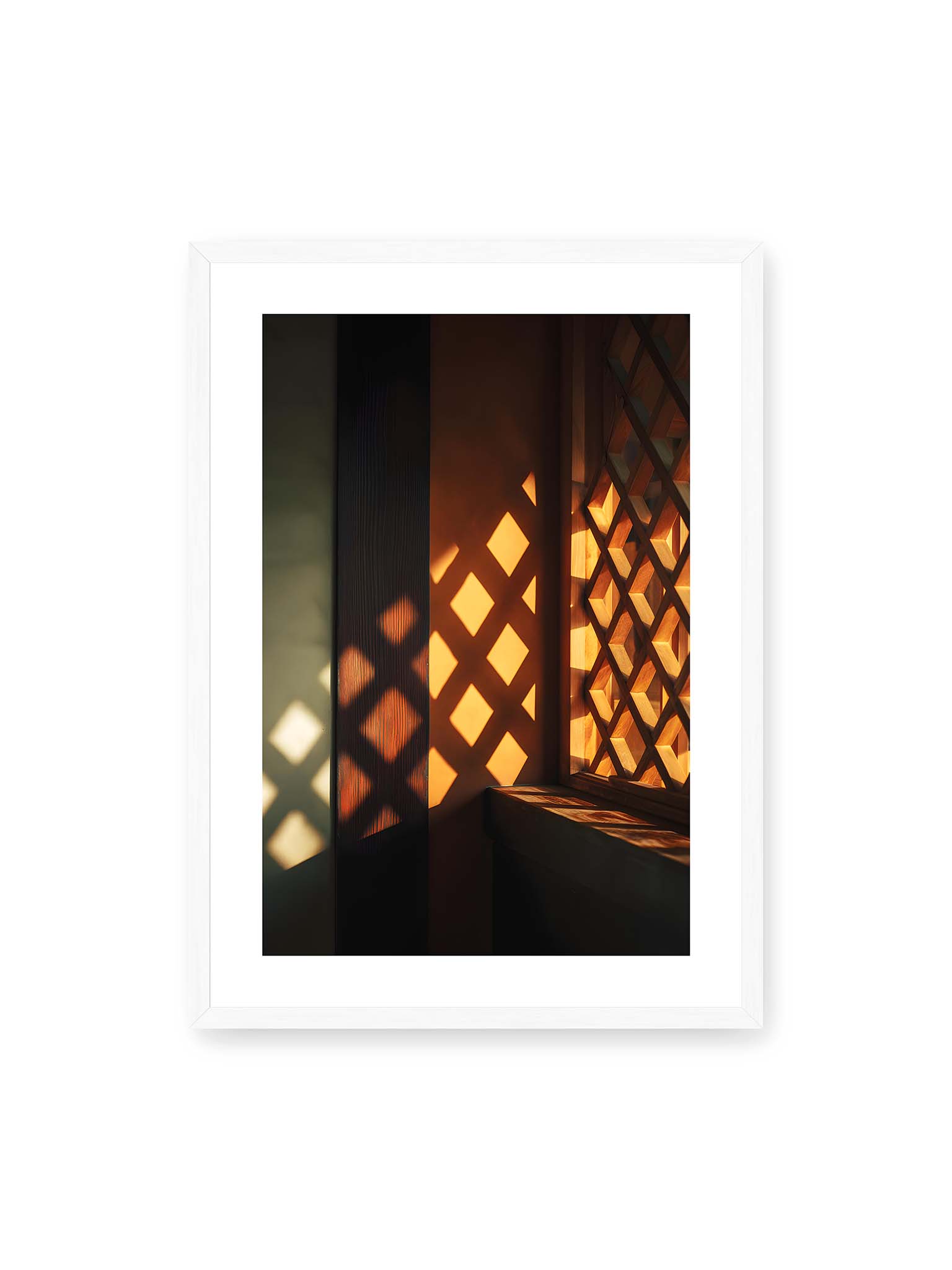 50x70 cm, weißer Galerie-Rand, weißer Rahmen – Warmes Licht fällt durch japanische Holzgitter und erzeugt geometrische Schatten auf Wand und Fläche.