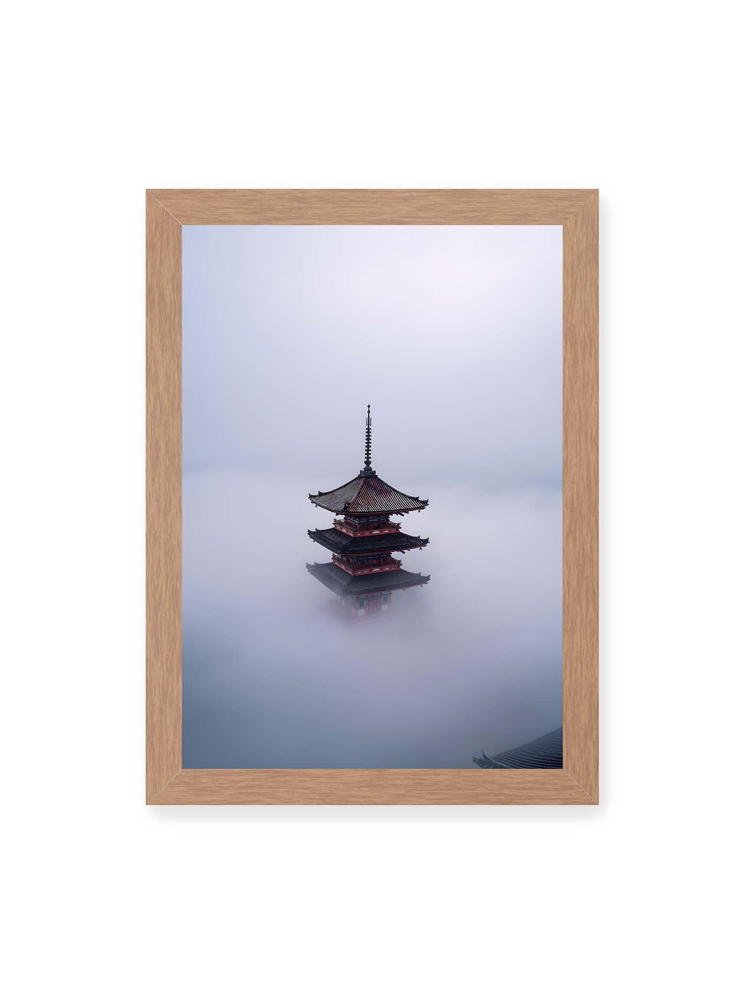 21x30 cm, Eichenrahmen – Pagode in Japan ragt aus dichtem Nebel und erscheint schwebend vor grauem, aufgelöstem Hintergrund.