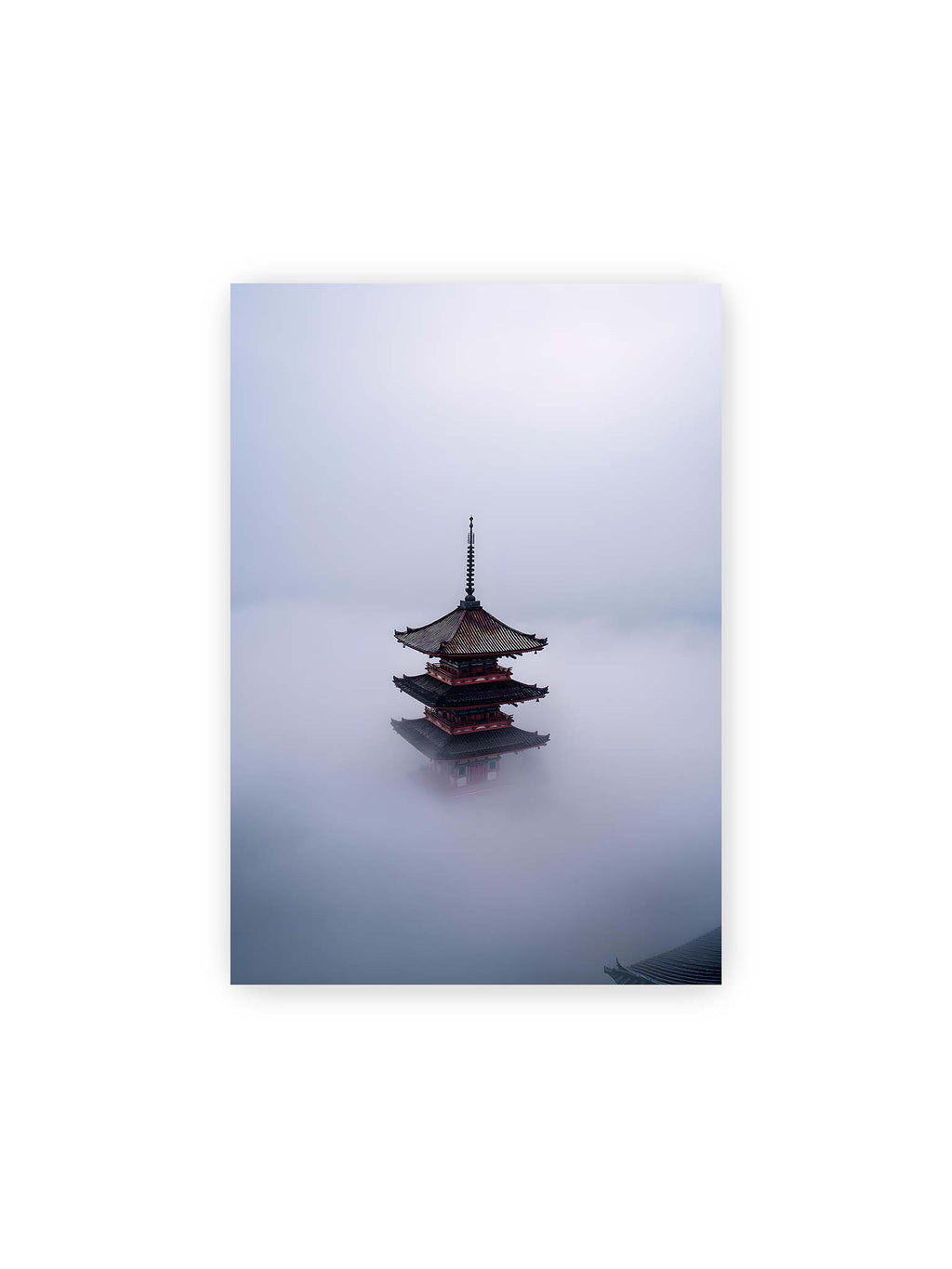21x30 cm – Pagode in Japan ragt aus dichtem Nebel und erscheint schwebend vor grauem, aufgelöstem Hintergrund.