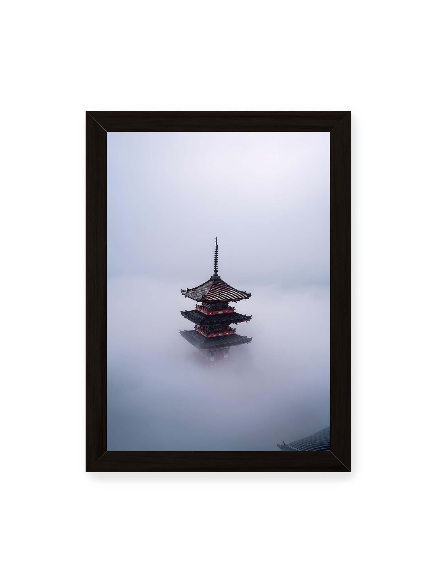 21x30 cm, schwarzer Rahmen – Pagode in Japan ragt aus dichtem Nebel und erscheint schwebend vor grauem, aufgelöstem Hintergrund.