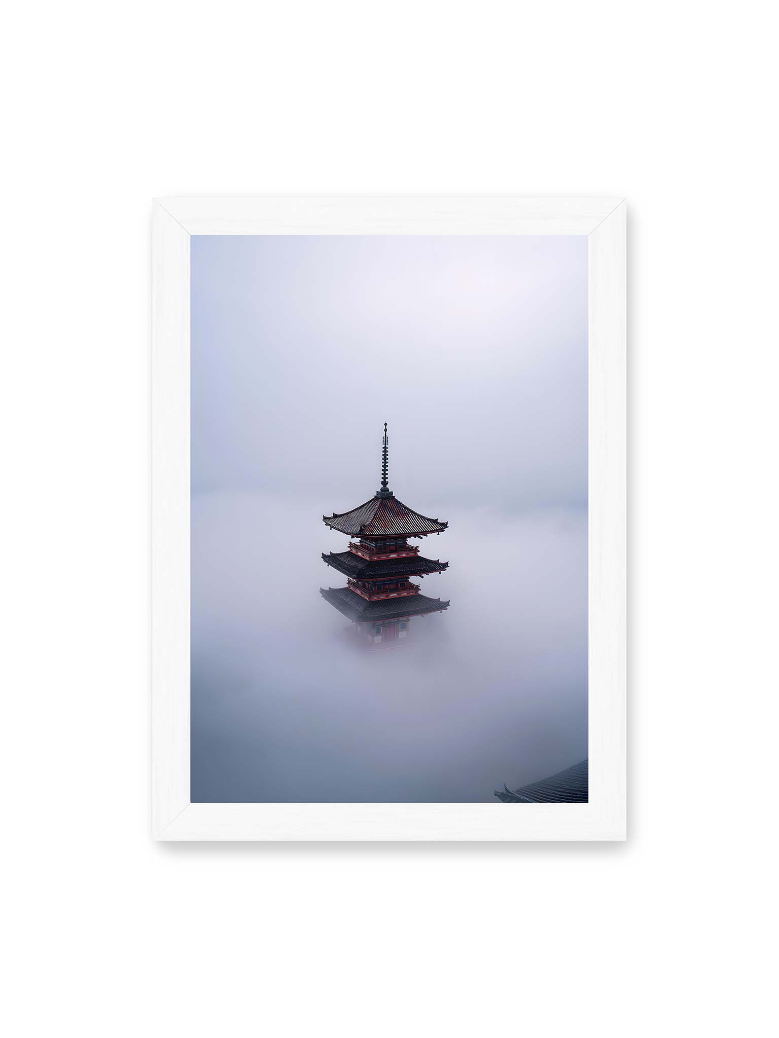 21x30 cm, weißer Rahmen – Pagode in Japan ragt aus dichtem Nebel und erscheint schwebend vor grauem, aufgelöstem Hintergrund.