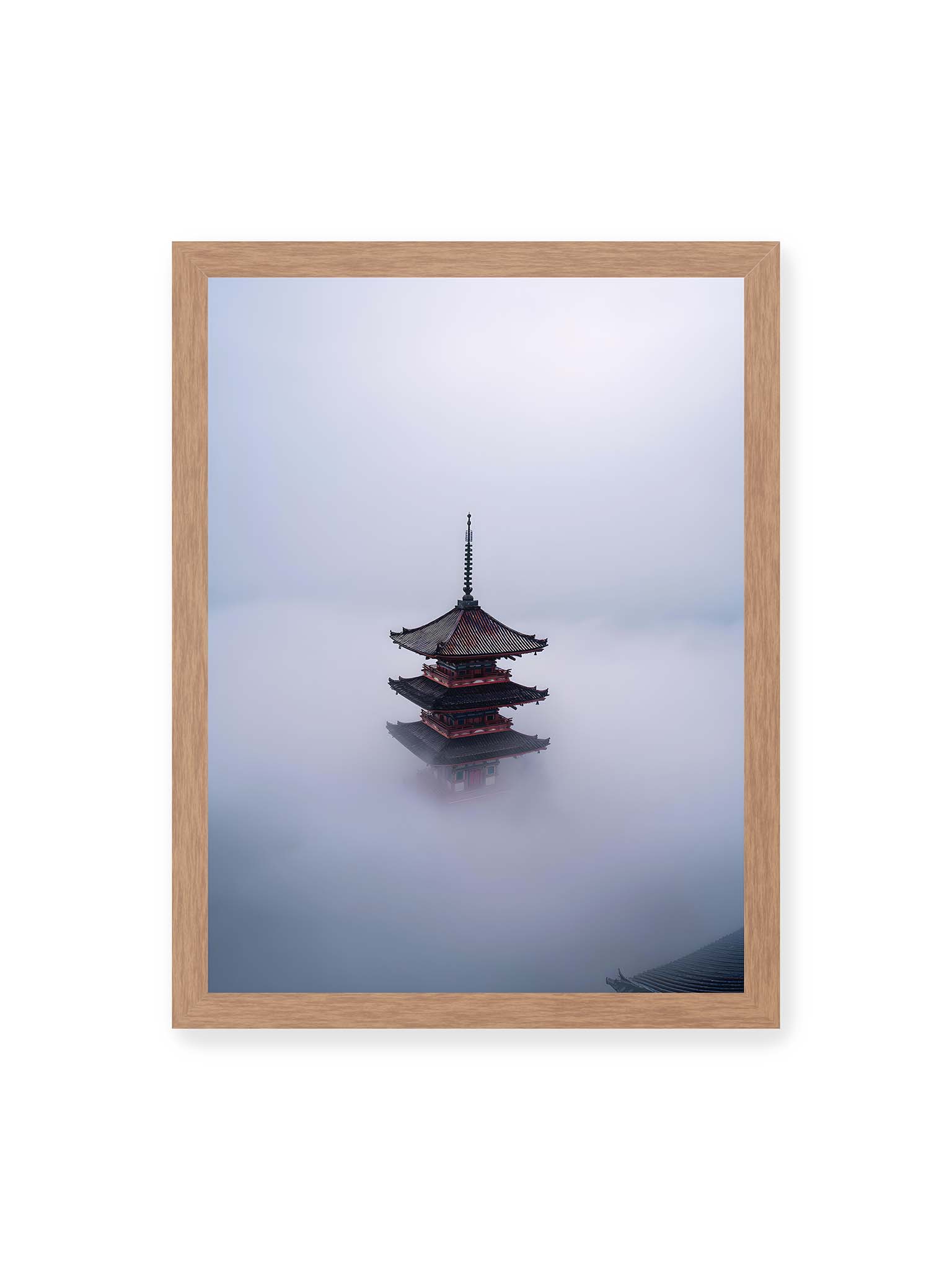 30x40 cm, Eichenrahmen – Pagode in Japan ragt aus dichtem Nebel und erscheint schwebend vor grauem, aufgelöstem Hintergrund.