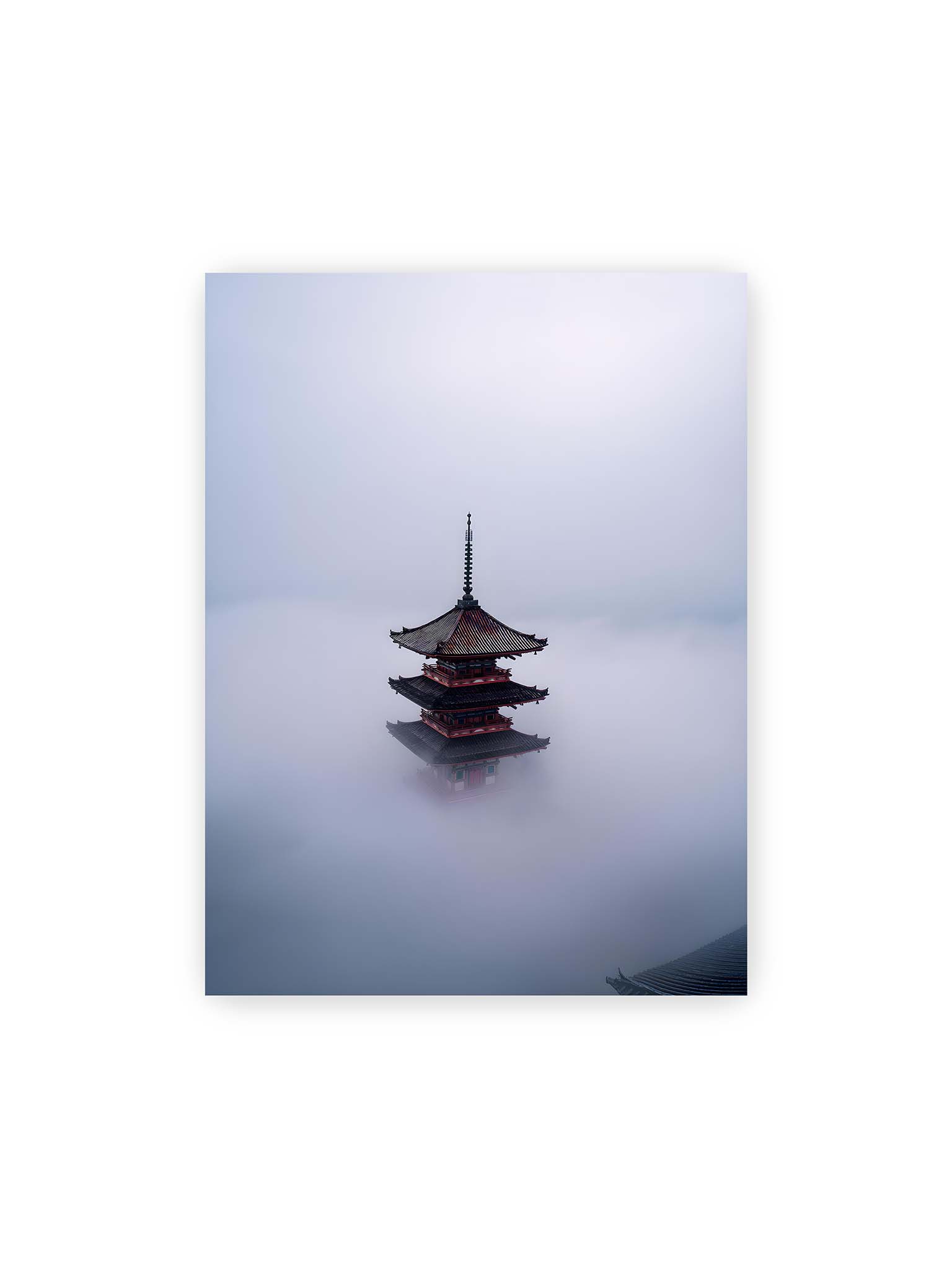 30x40 cm – Pagode in Japan ragt aus dichtem Nebel und erscheint schwebend vor grauem, aufgelöstem Hintergrund.