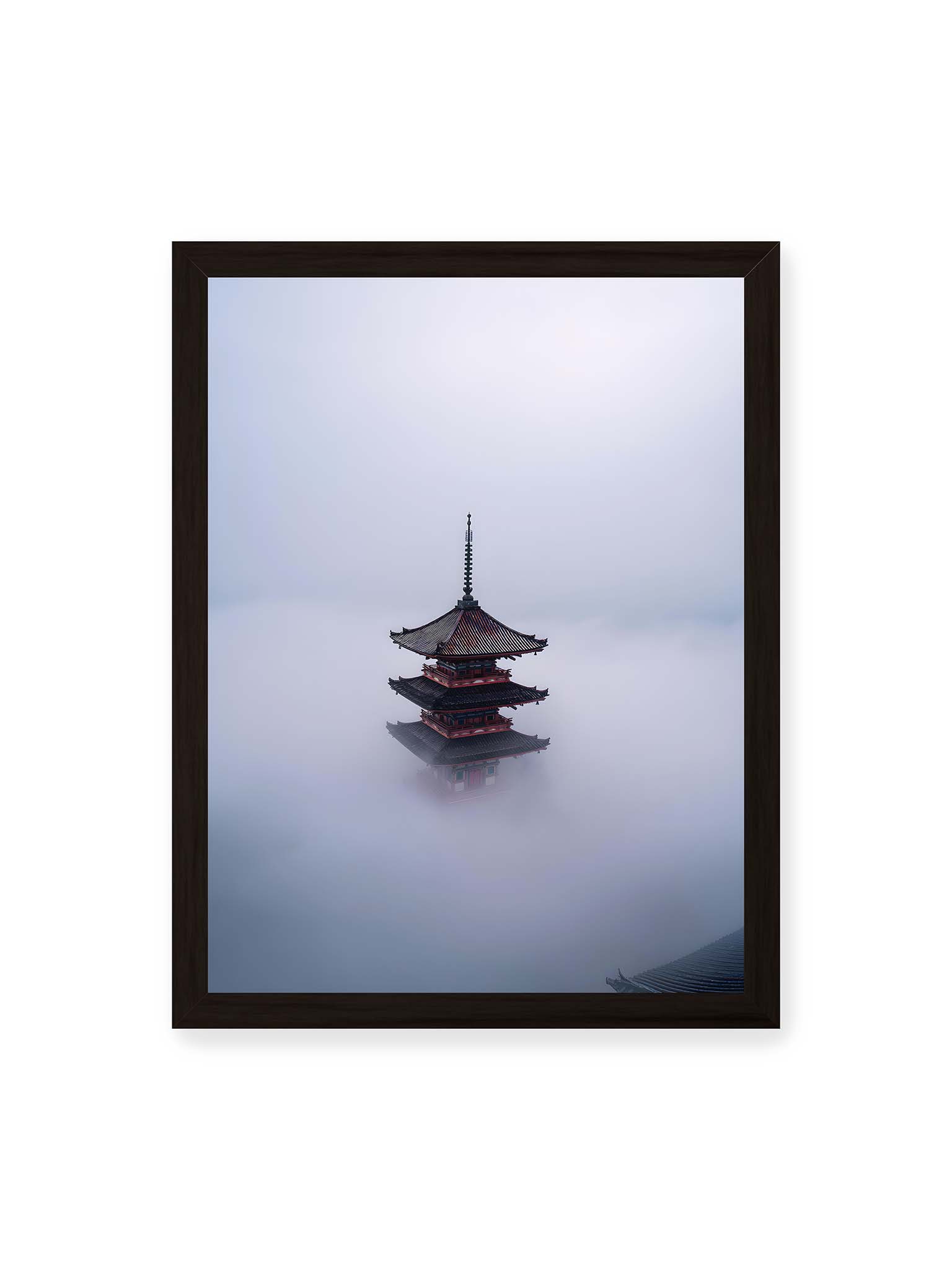 30x40 cm, schwarzer Rahmen – Pagode in Japan ragt aus dichtem Nebel und erscheint schwebend vor grauem, aufgelöstem Hintergrund.