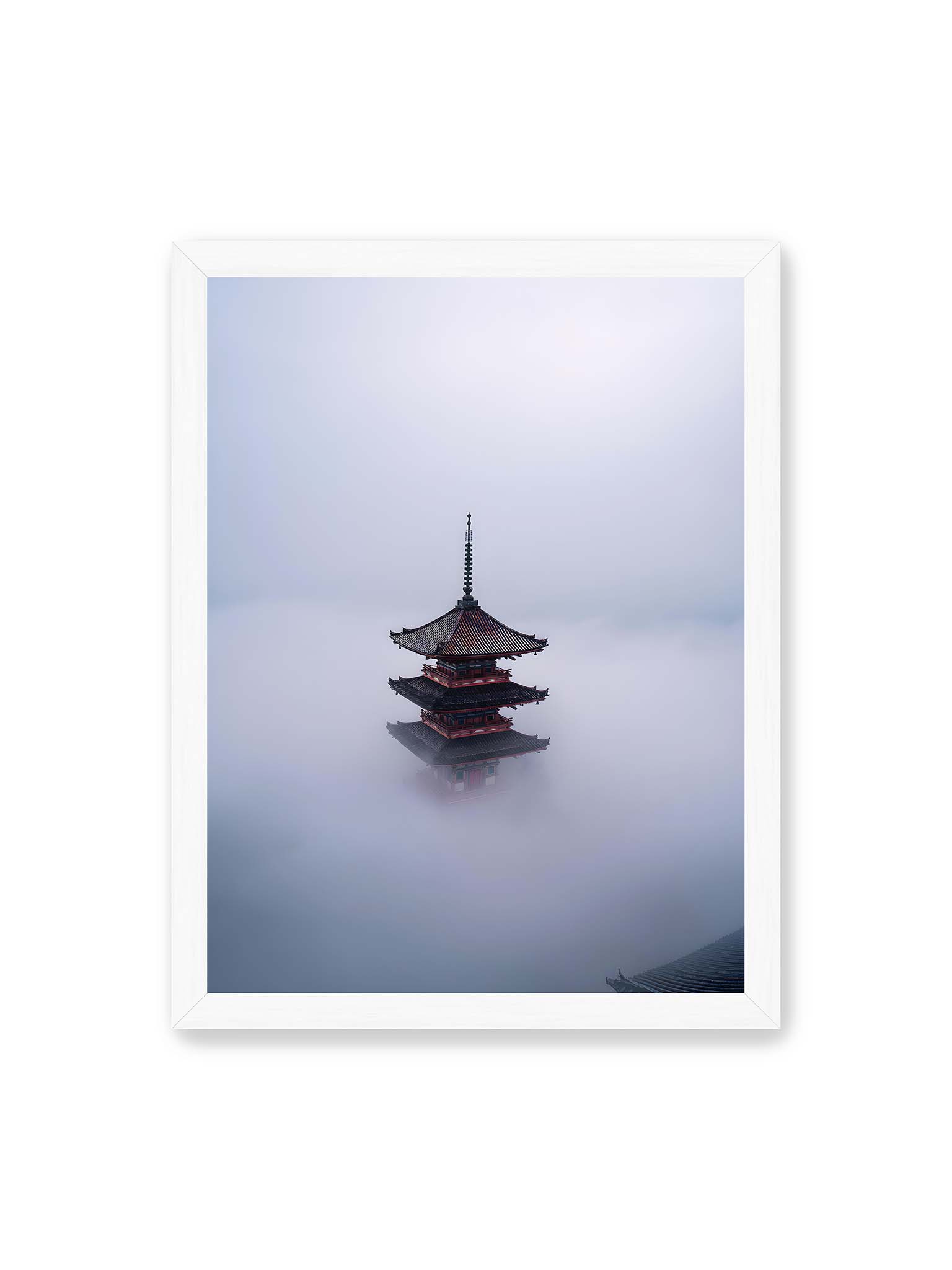 30x40 cm, weißer Rahmen – Pagode in Japan ragt aus dichtem Nebel und erscheint schwebend vor grauem, aufgelöstem Hintergrund.
