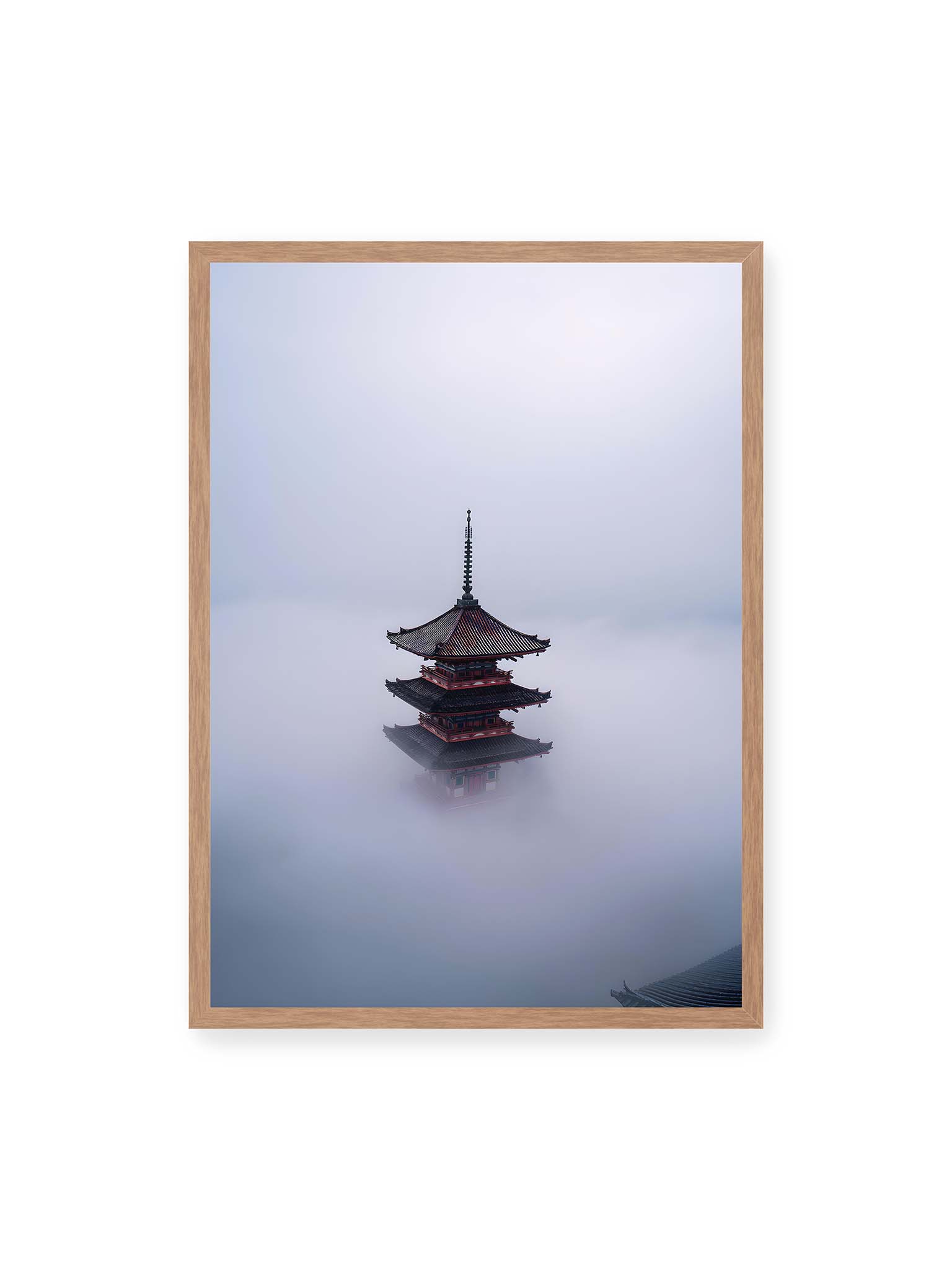 50x70 cm, Eichenrahmen – Pagode in Japan ragt aus dichtem Nebel und erscheint schwebend vor grauem, aufgelöstem Hintergrund.