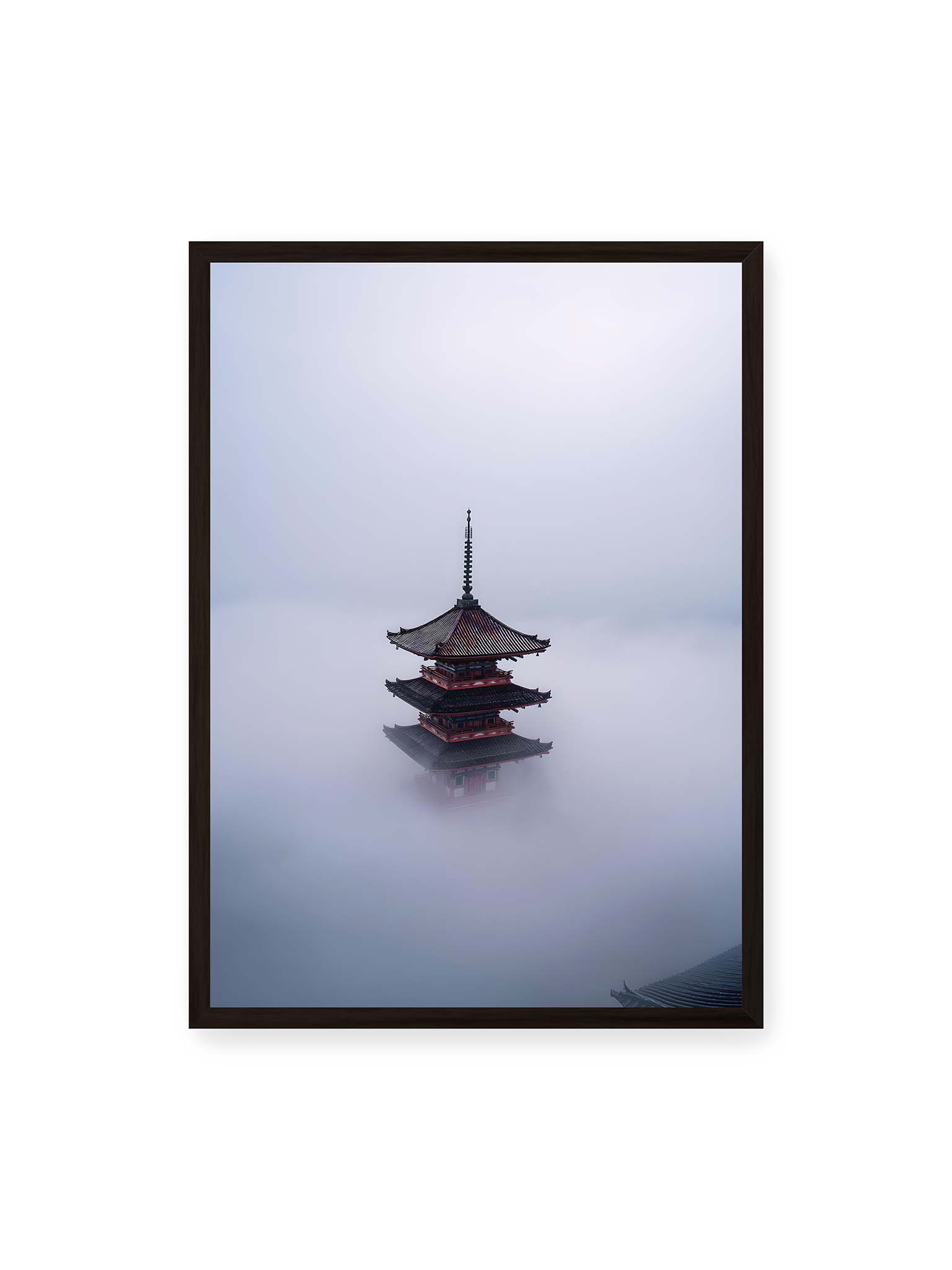 50x70 cm, schwarzer Rahmen – Pagode in Japan ragt aus dichtem Nebel und erscheint schwebend vor grauem, aufgelöstem Hintergrund.