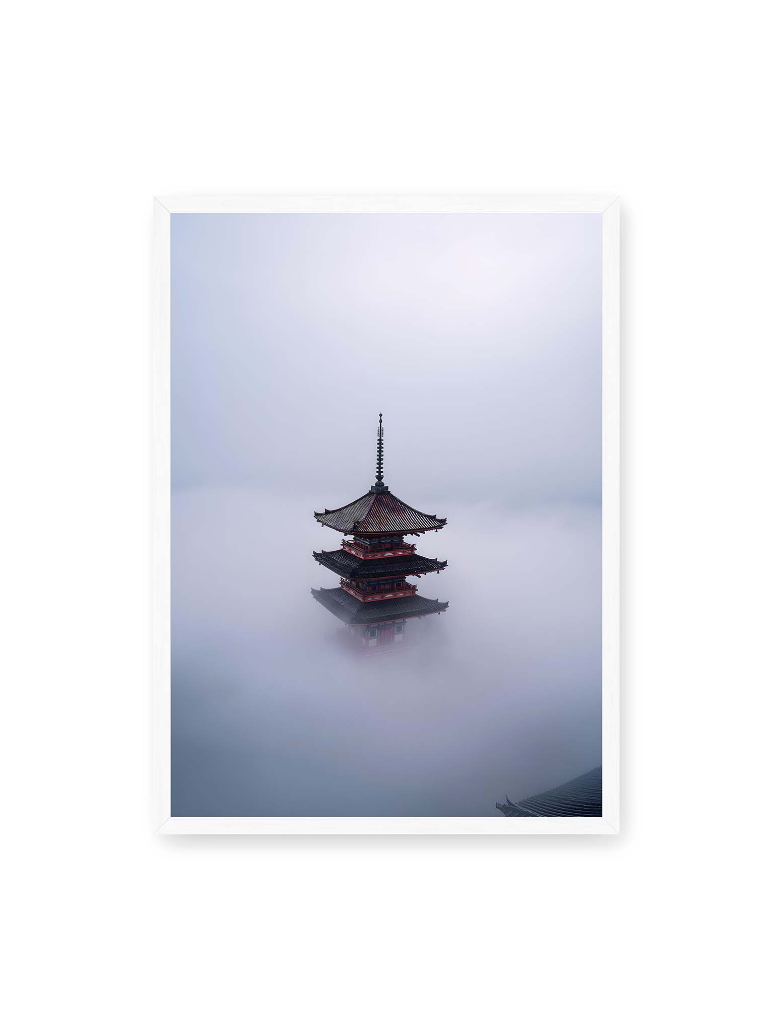 50x70 cm, weißer Rahmen – Pagode in Japan ragt aus dichtem Nebel und erscheint schwebend vor grauem, aufgelöstem Hintergrund.
