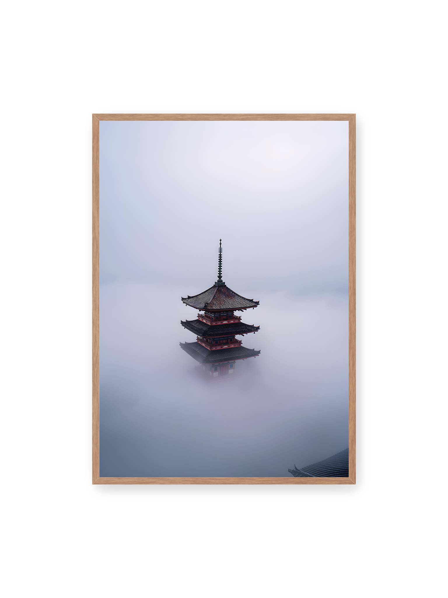 70x100 cm, Eichenrahmen – Pagode in Japan ragt aus dichtem Nebel und erscheint schwebend vor grauem, aufgelöstem Hintergrund.