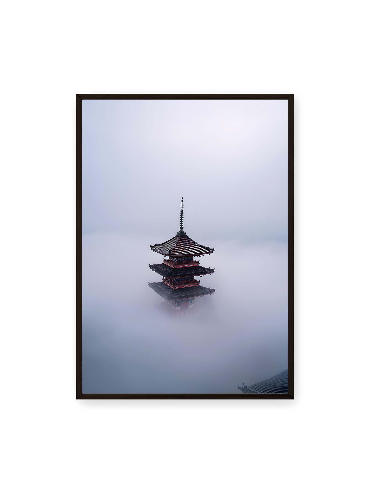 70x100 cm, schwarzer Rahmen – Pagode in Japan ragt aus dichtem Nebel und erscheint schwebend vor grauem, aufgelöstem Hintergrund.