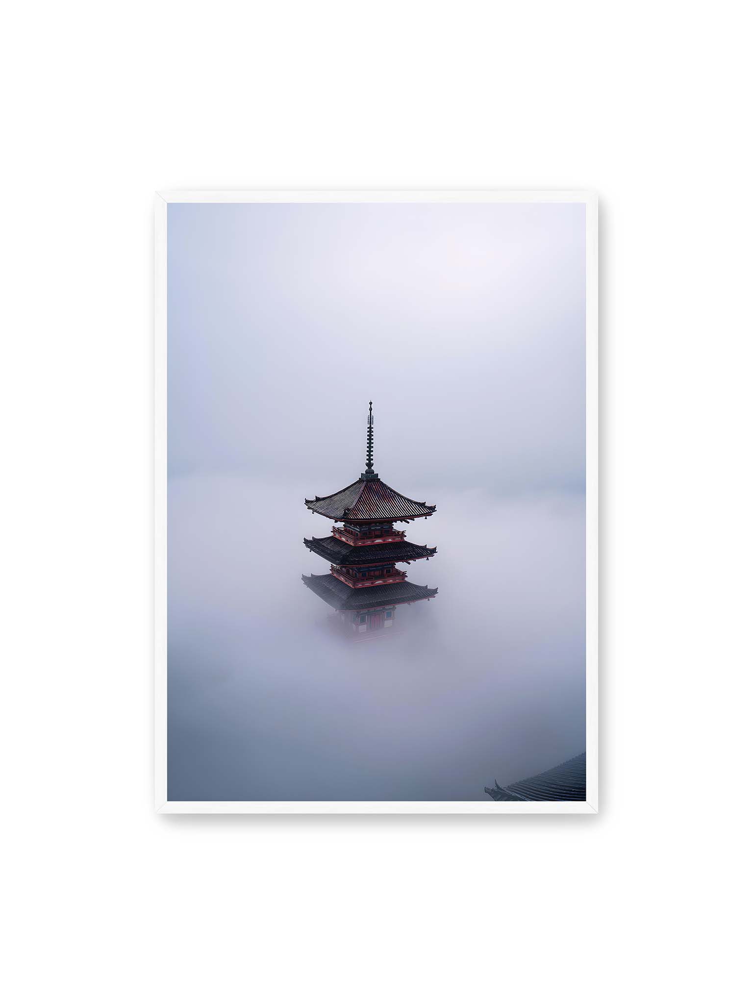 70x100 cm, weißer Rahmen – Pagode in Japan ragt aus dichtem Nebel und erscheint schwebend vor grauem, aufgelöstem Hintergrund.