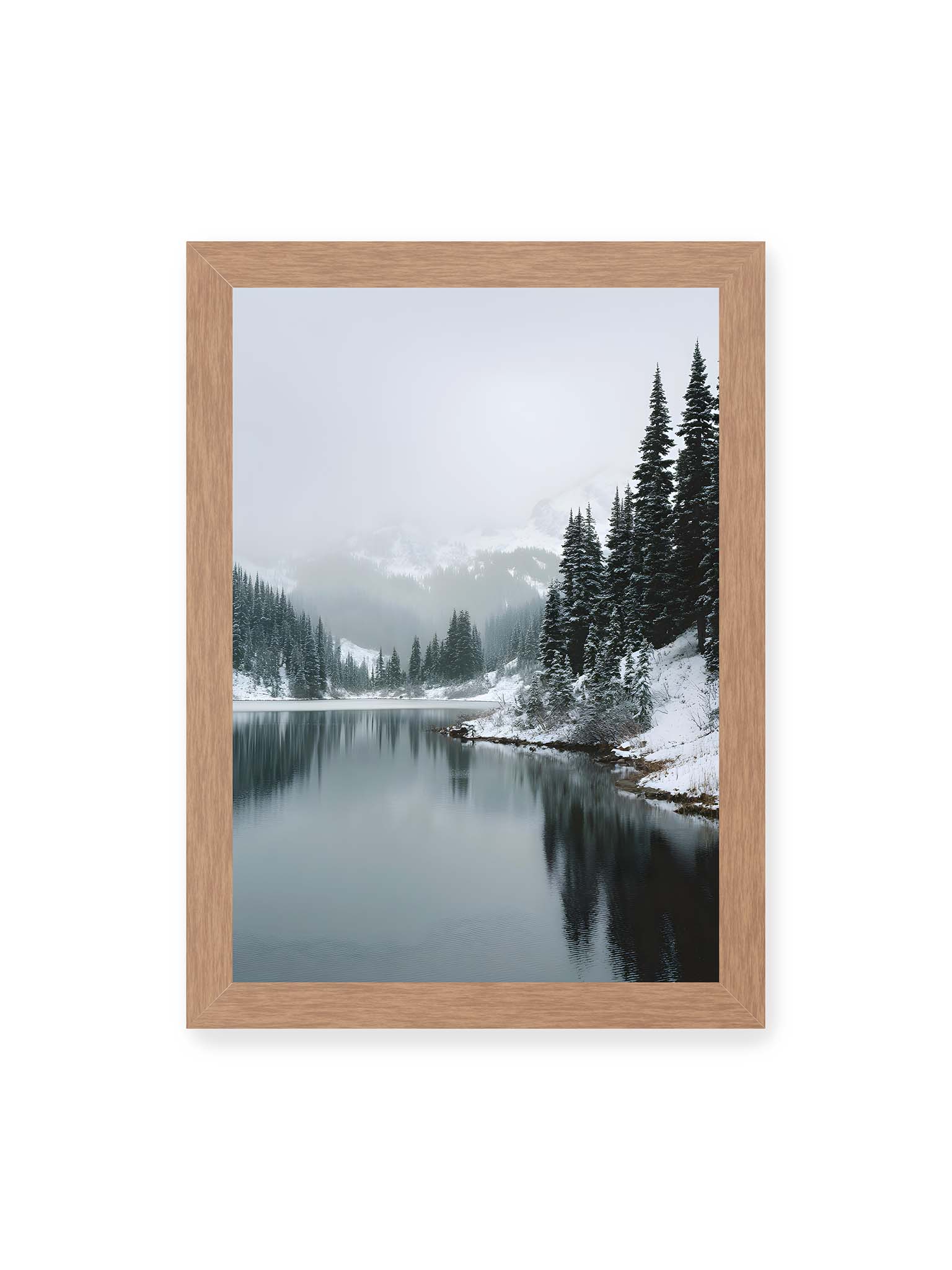 21x30 cm, Eichenrahmen – Ruhiger, spiegelnder Bergsee mit schneebedeckten Tannen und nebelverhangenen Bergen im Hintergrund.