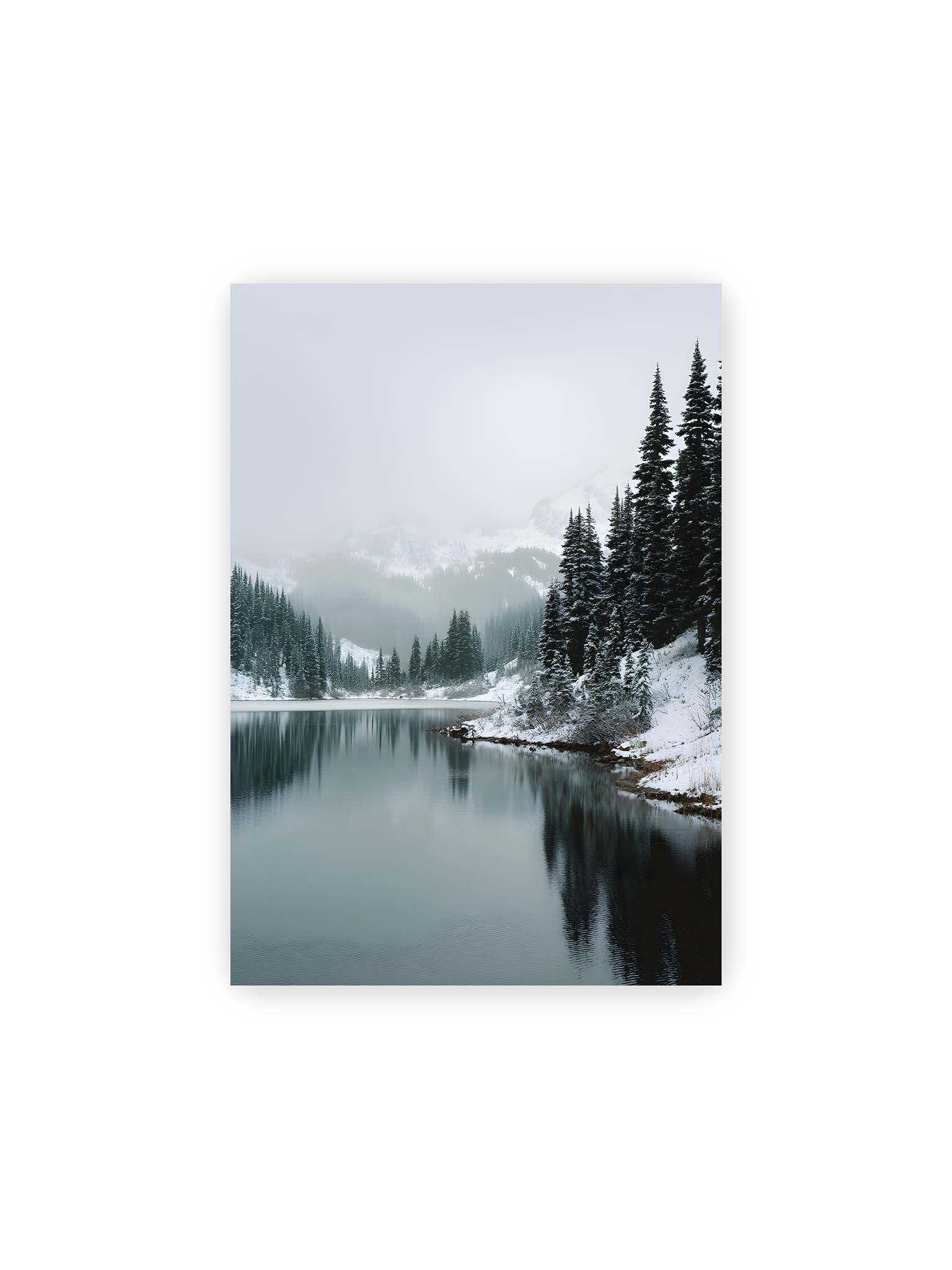 21x30 cm – Ruhiger, spiegelnder Bergsee mit schneebedeckten Tannen und nebelverhangenen Bergen im Hintergrund.