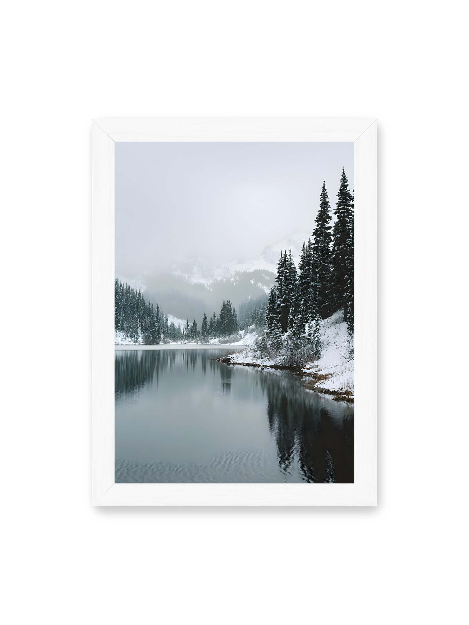 21x30 cm, weißer Rahmen – Ruhiger, spiegelnder Bergsee mit schneebedeckten Tannen und nebelverhangenen Bergen im Hintergrund.
