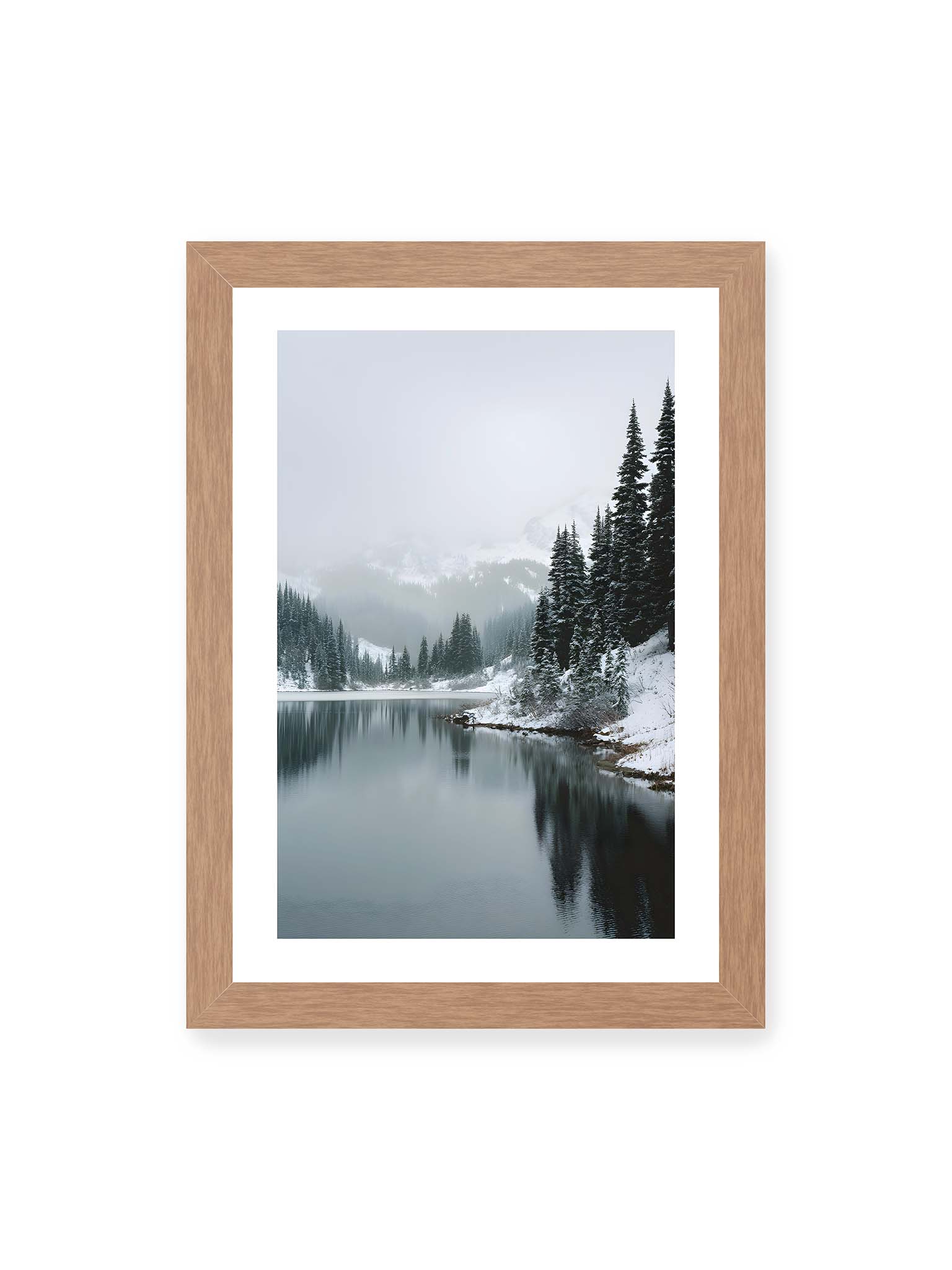 21x30 cm, weißer Galerie-Rand, Eichenrahmen – Ruhiger, spiegelnder Bergsee mit schneebedeckten Tannen und nebelverhangenen Bergen im Hintergrund.