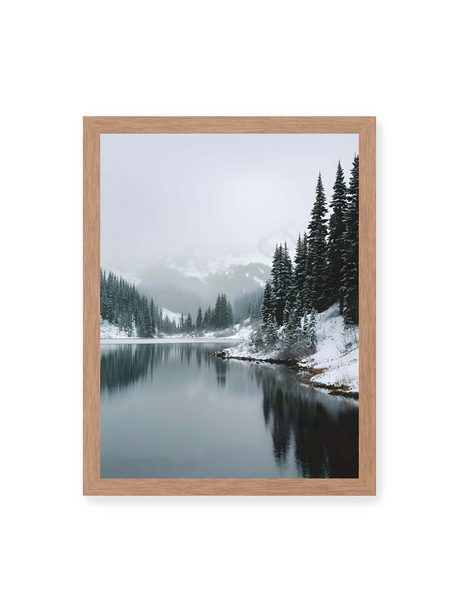 30x40 cm, Eichenrahmen – Ruhiger, spiegelnder Bergsee mit schneebedeckten Tannen und nebelverhangenen Bergen im Hintergrund.