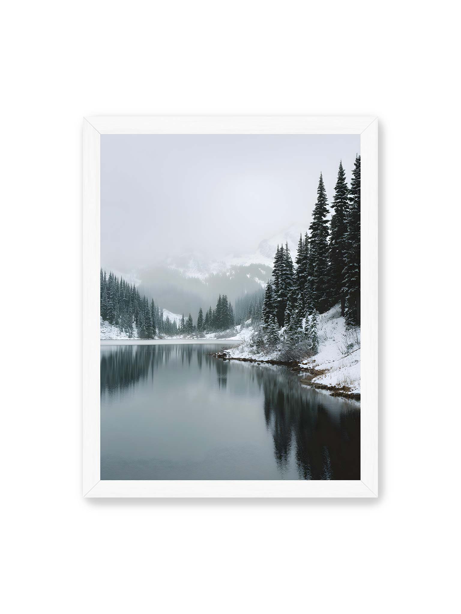 30x40 cm, weißer Rahmen – Ruhiger, spiegelnder Bergsee mit schneebedeckten Tannen und nebelverhangenen Bergen im Hintergrund.